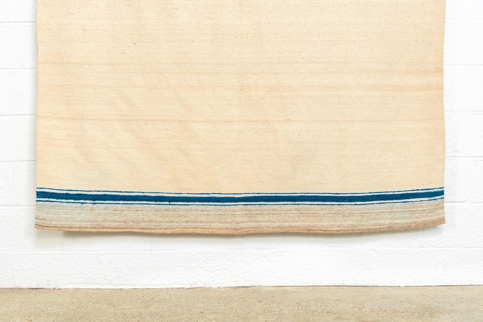 20ième siècle Tapis de sol ou couverture Kilim marocain vintage en laine à rayures beiges et bleues 6x7 en vente