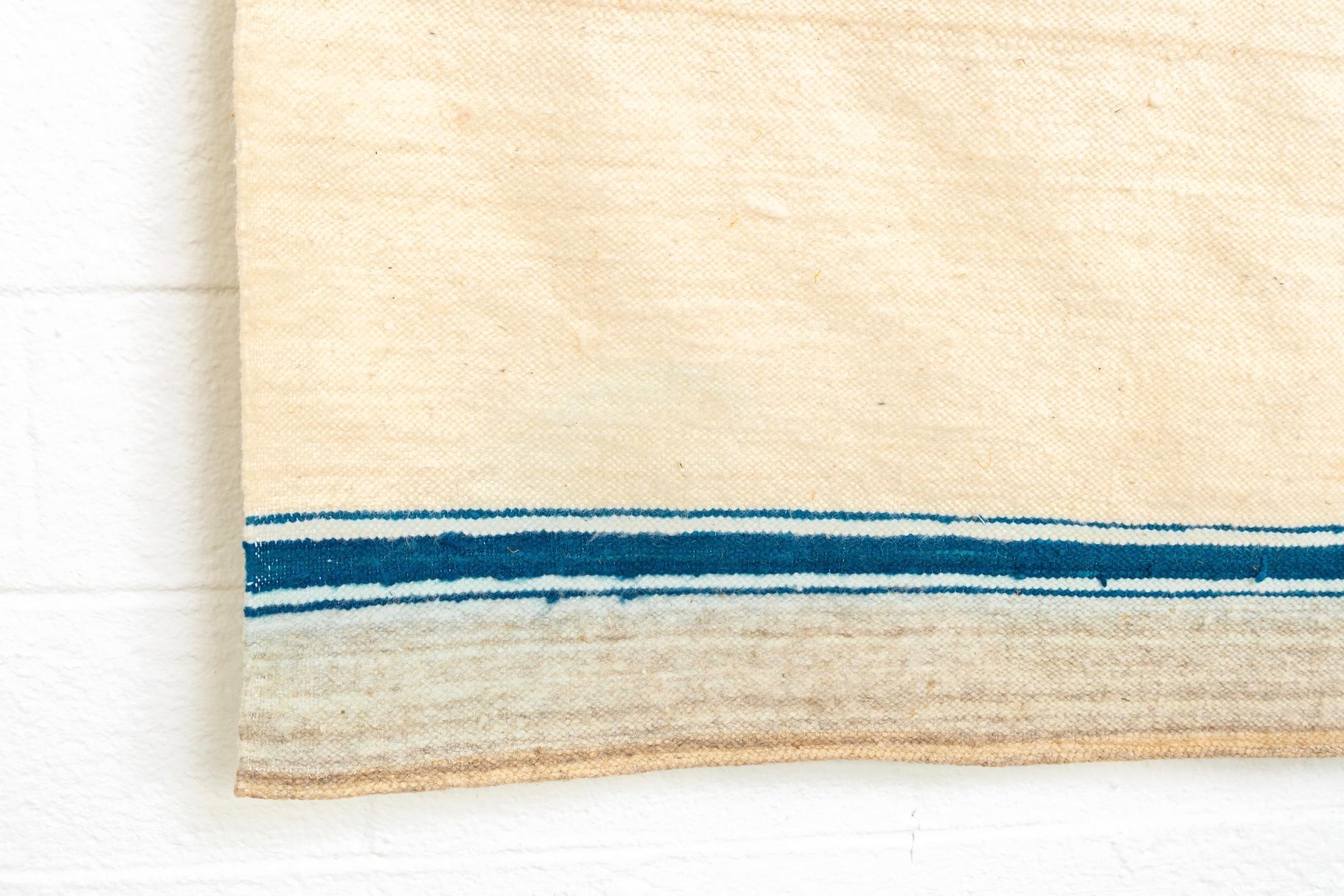 Laine Tapis de sol ou couverture Kilim marocain vintage en laine à rayures beiges et bleues 6x7 en vente