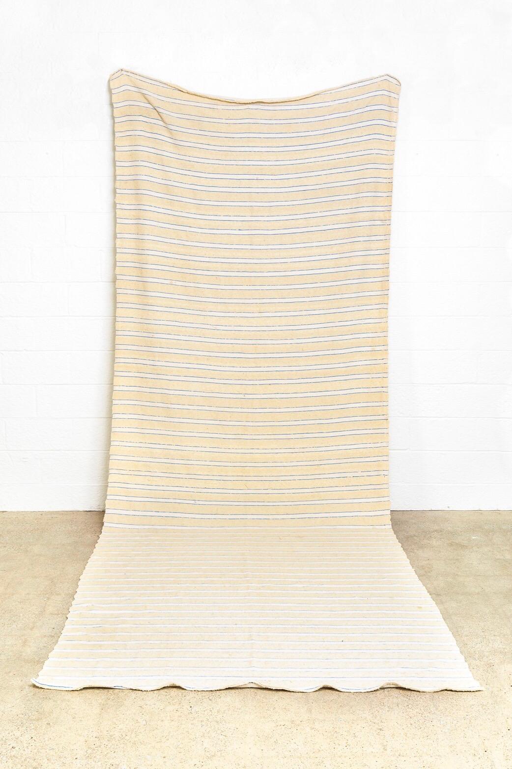 Marokkanischer Vintage-Bodenteppich oder Deckenteppich aus Wolle in Beige mit blauen Streifen (Handgeknüpft) im Angebot