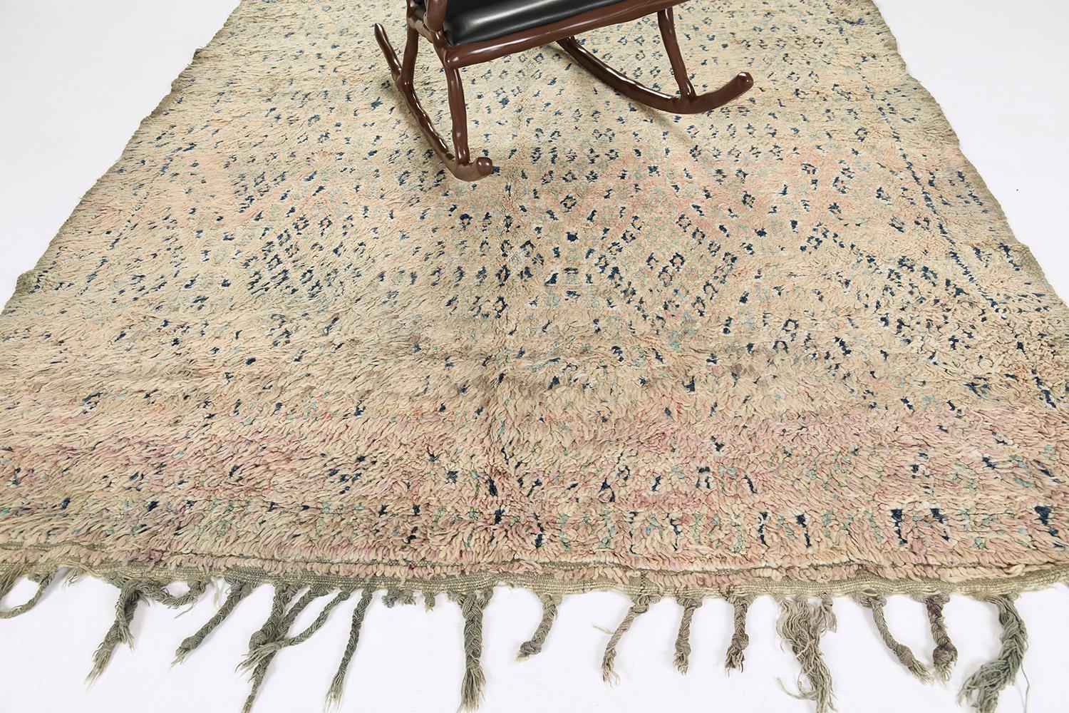 Eine ansprechende Vintage-Kreation des marokkanischen Beni M'Guild-Teppichs, der die Kultur der marokkanischen Stämme durch mehrdeutige Berbermotive zeigt. Mit seinen erdigen Kombinationen eignet sich dieser wunderschöne Teppich perfekt für jeden