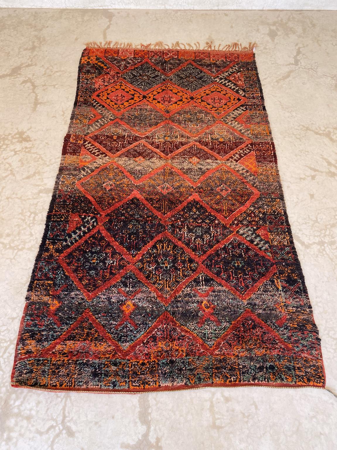 This vintage Beni Mguild rug is a collector! Honestly I have never seen a moroccan rug with such a moody color combo! The perfect rug to bring warmth and character to your space!

The main colors of the rug are black and a warm red but I guess you