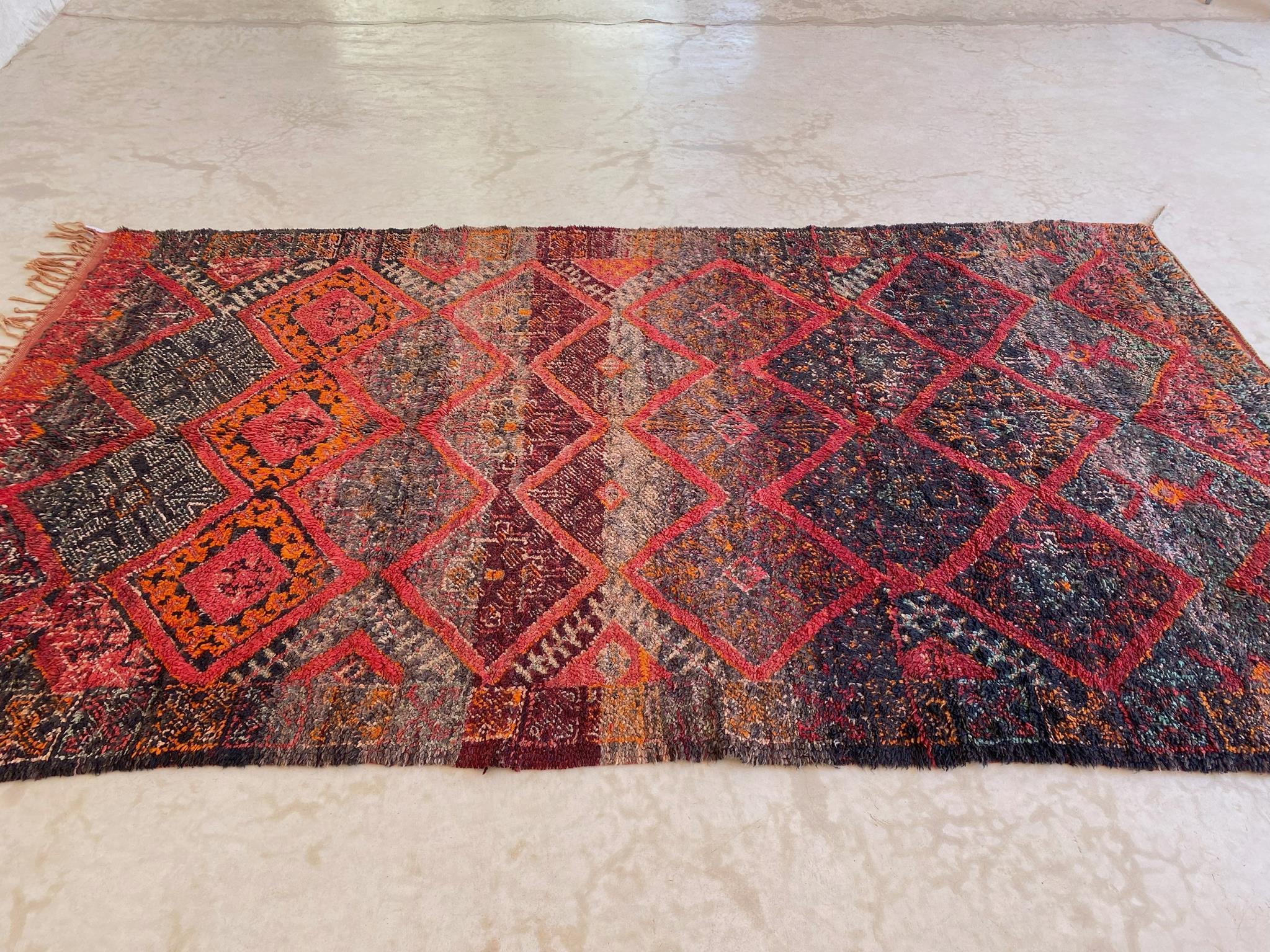 Hand-Woven Vintage Moroccan Beni Mguild rug - Black/red - 6x10.8feet / 183x331cm For Sale