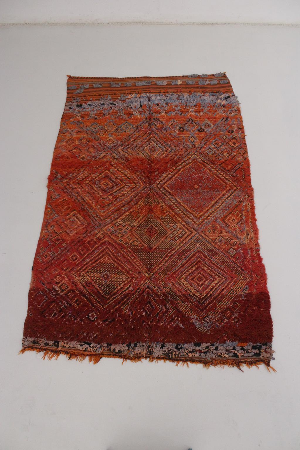 This is definitely a collector rug! I've had some of these beautiful, vintage Beni Mguild rugs in the selection, but I never came accross one with such an extravagant work on the texture! The rug mostly shows low to medium pile -there's also a