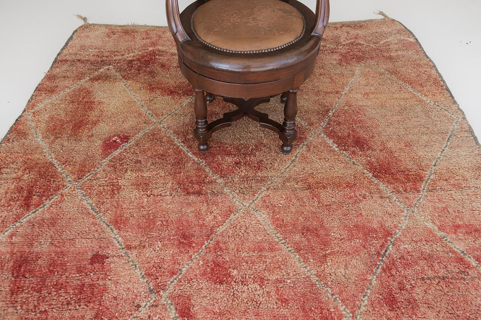 Marokkanischer Beni M'Guild Tribe-Teppich von Mehraban Rugs, Vintage im Angebot 4