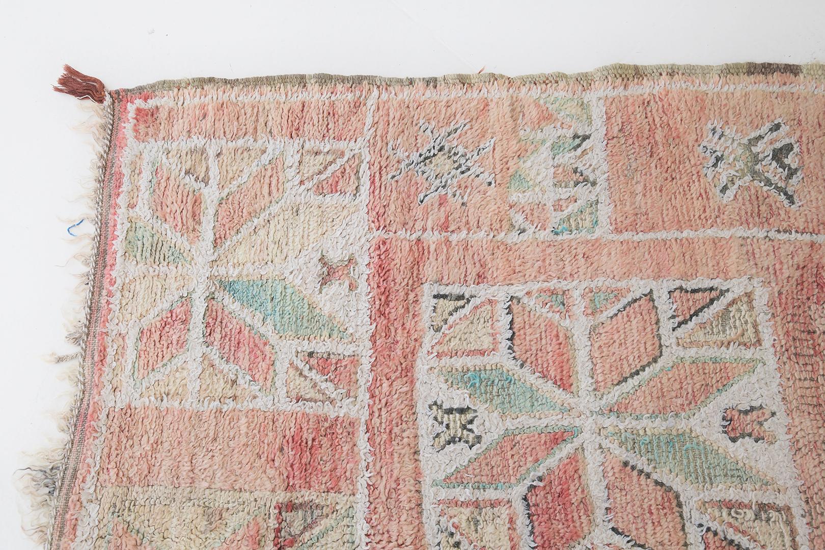 Dieser marokkanische Beni M'Guild Tribe-Teppich im Vintage-Stil bietet ein festliches Farbenspiel und eine bemerkenswerte optische Wirkung. Ein geometrisches Muster unterstreicht die Geschlossenheit dieses Teppichs. Ein Stück, das in den meisten