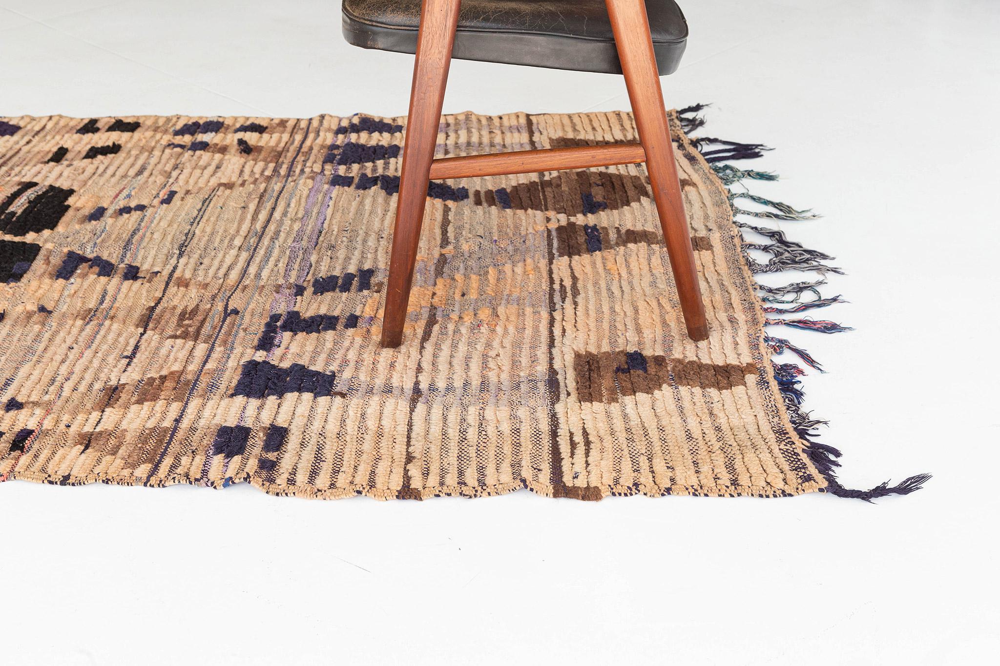 Schmücken Sie Ihren Raum mit Eleganz und Klasse mit unserem marokkanischen Teppich Beni M'Guild aus unserer Atlas Collection'S. Es hebt das ausgedehnte Crisscross hervor, das in einer gerösteten Mandel in einem mitternächtlichen Feld geprägt ist.