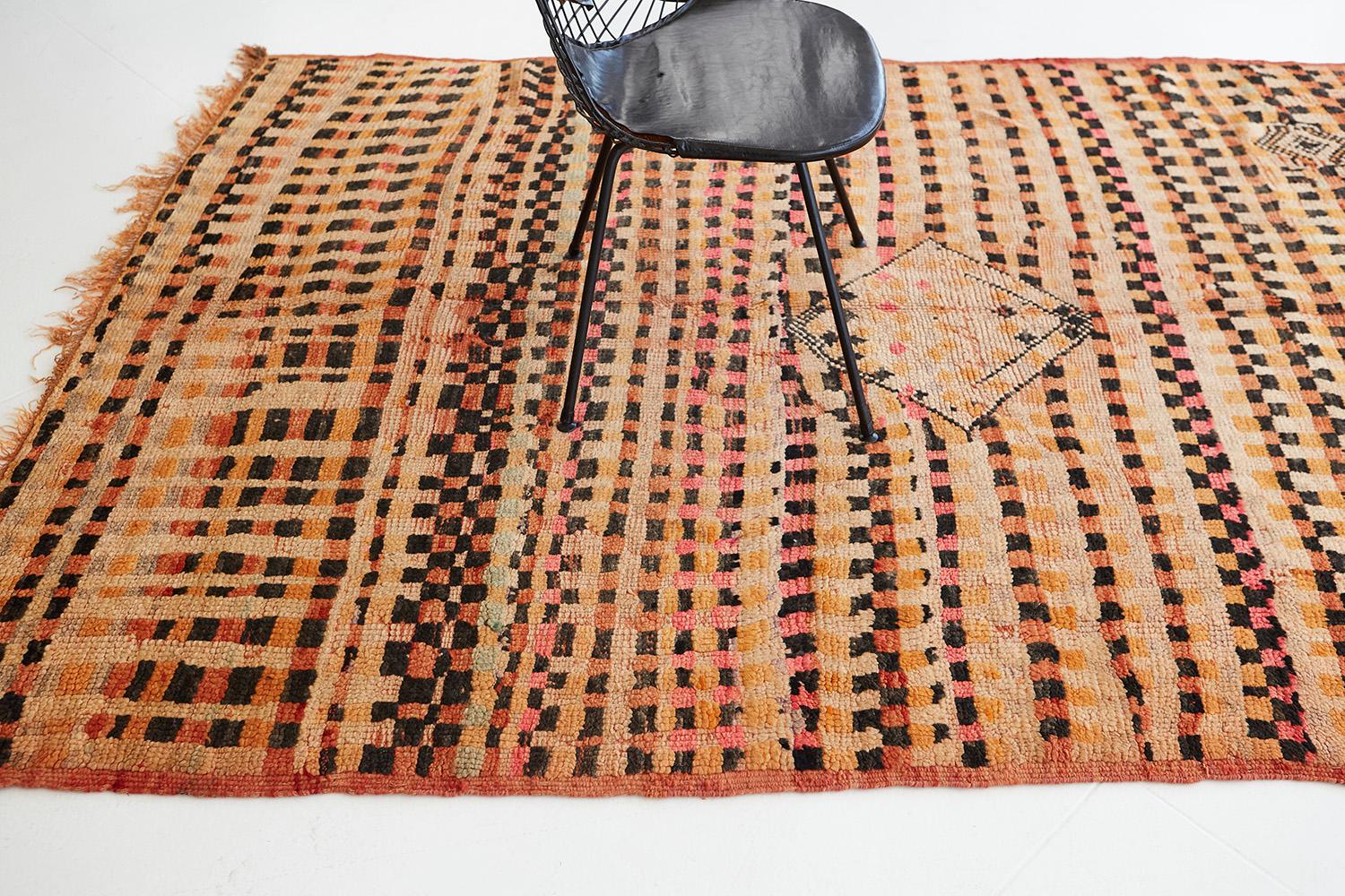 Dieser marokkanische Teppich im Vintage-Stil besticht durch seinen unwiderstehlichen Charme und sein verführerisches Design. Dieser außergewöhnliche Teppich zeigt ein atemberaubendes Schachbrettmuster mit lebendigem Effekt. In der Symbolik der alten