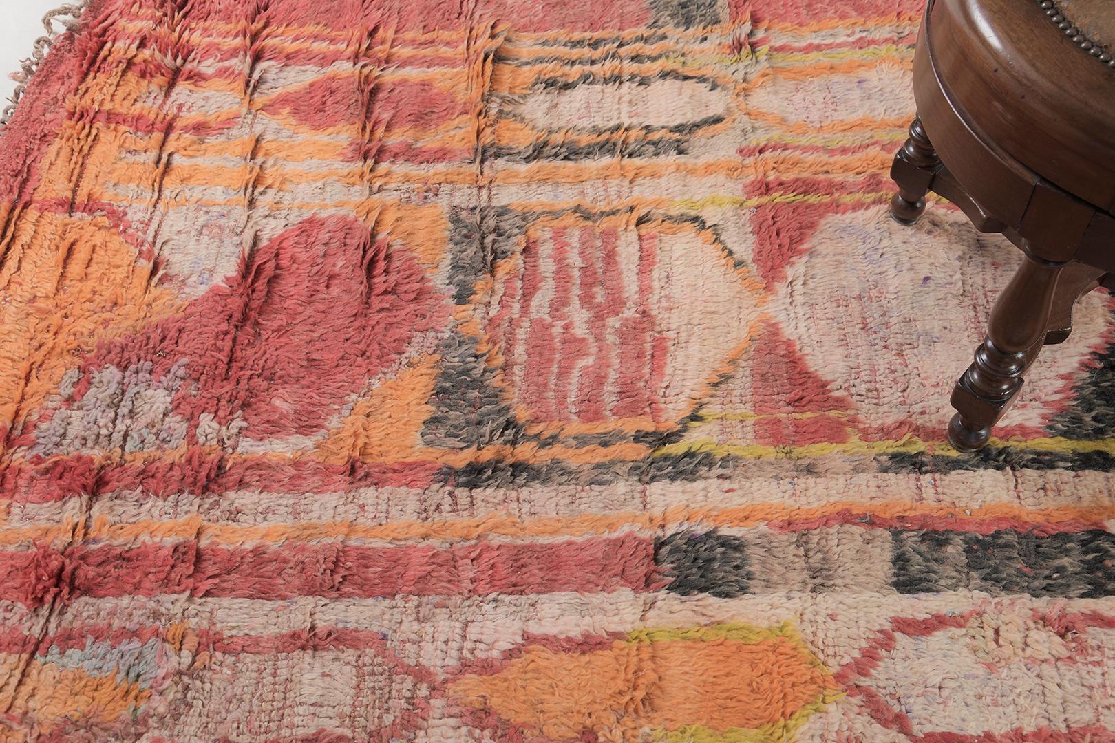 Dieser exzentrische marokkanische Beni M'Guild-Teppich ist eine beeindruckende und lebendige Komposition, die einige der Feinheiten der klassischen Teppichweberei zeigt. Eine schillernde und leuchtende Farbpalette veredelt ein ansprechendes Design