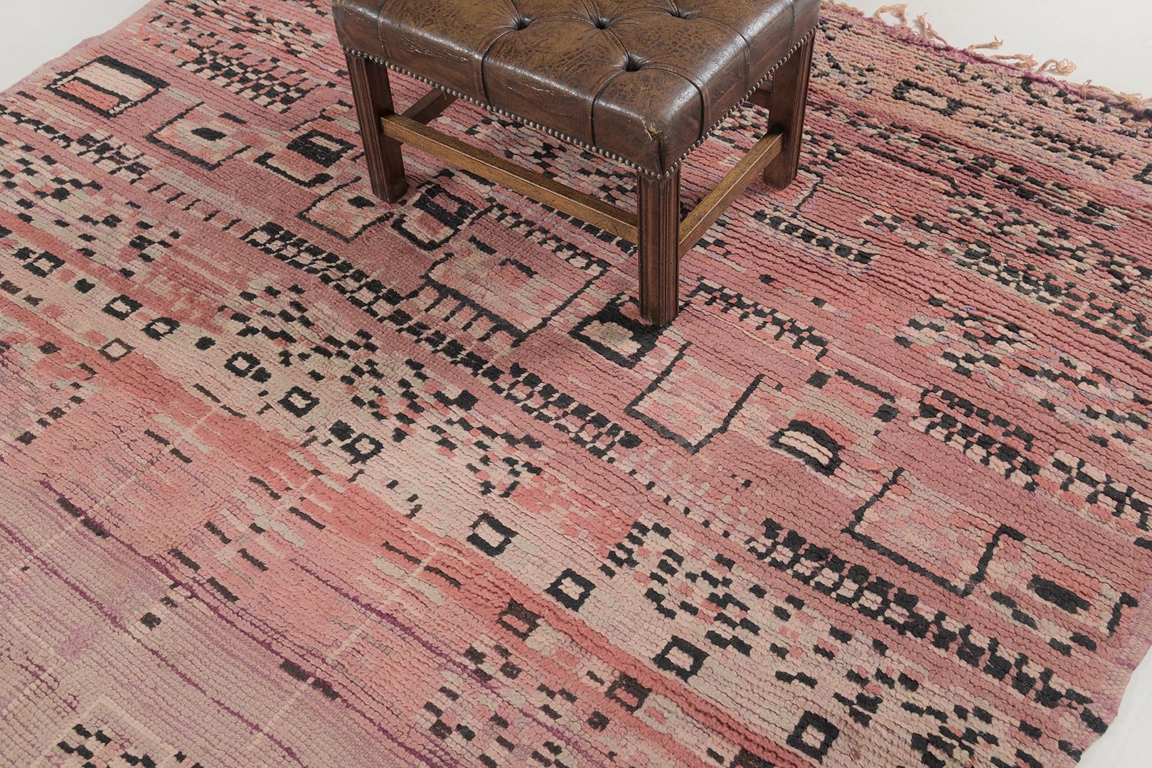 Lassen Sie sie staunen und neugierig sein auf die Geschichte dieses erstaunlichen marokkanischen Beni M'Guild-Teppichs. Seine Bequemlichkeit und die angenehme Pastellfarbe können die Aufmerksamkeit auf jedes Detail dieses Designs lenken. Diese