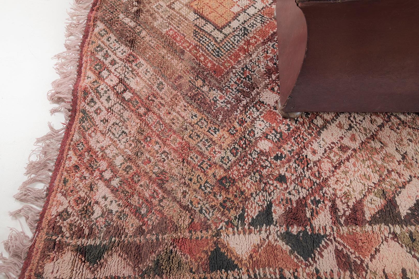 Verspielte Farben und Schattierungen von Zickzack- und Rautenmustern spiegeln sich in diesem atemberaubenden marokkanischen Beni M'Guild-Teppich wider. Dieser Teppich fordert die Kreativität und das Fachwissen eines jeden Designers heraus. Mit