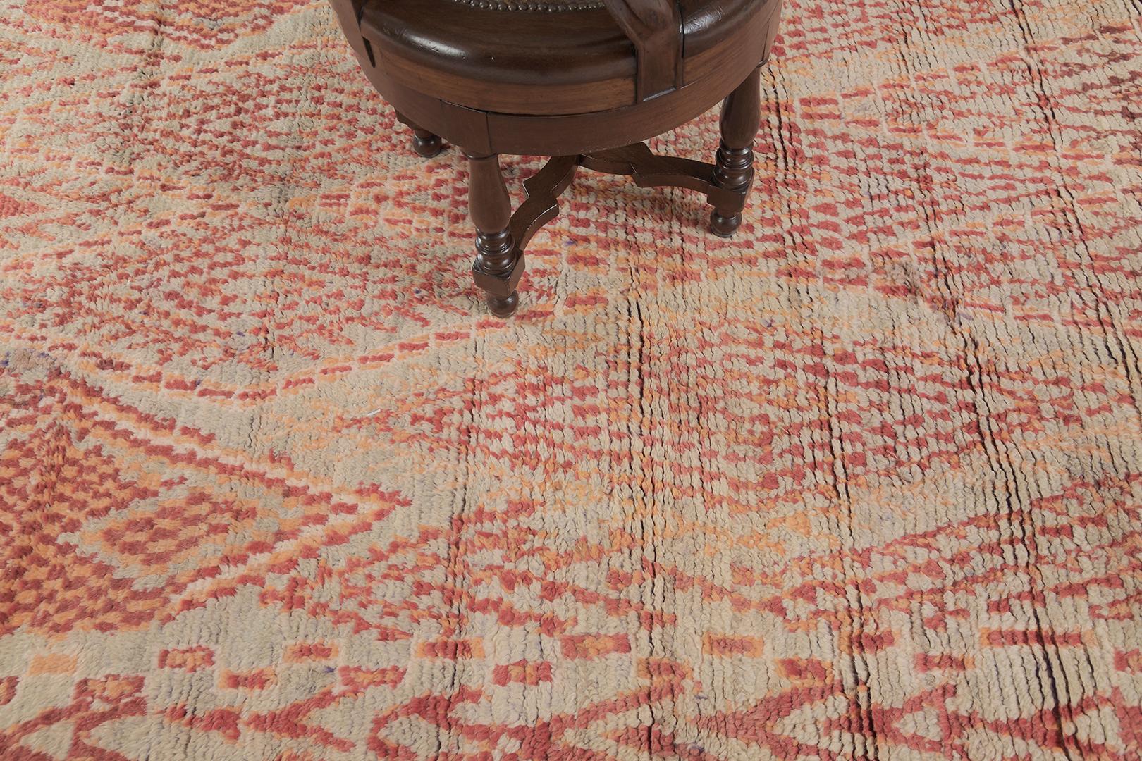 Das erstaunlich feurige Farbschema zeichnet sich durch den weichen und zarten traditionellen marokkanischen Beni M'Guild Teppich aus. Die Textur, die Linienführung und die energiegeladene Ausstrahlung passen zur Energie eines spielerischen und