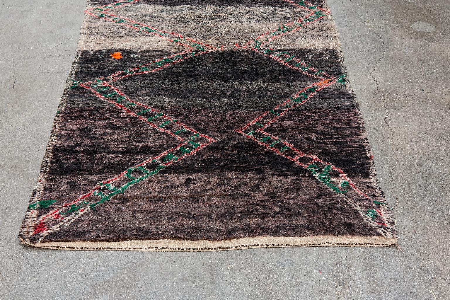 Beni M’rirt is a neighbouring region to the Beni Ourain Tribe. Traditionally Beni M’Rirt carpets tended to be darker colored with very Primitive symbols, however, recently their carpets are influenced by the popular soft ivory carpets with