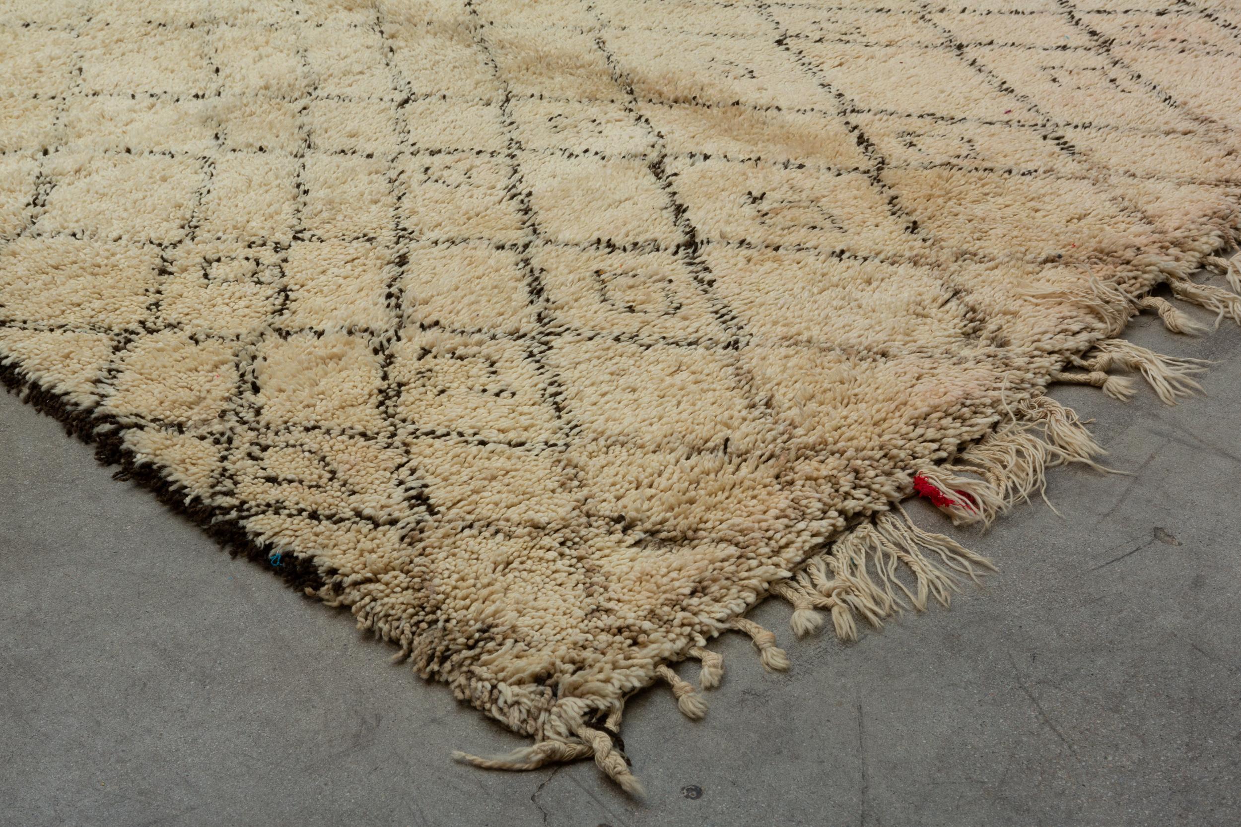 Hand-Knotted Vintage Moroccan Beni Ourain Rug - Neutral, Cream For Sale
