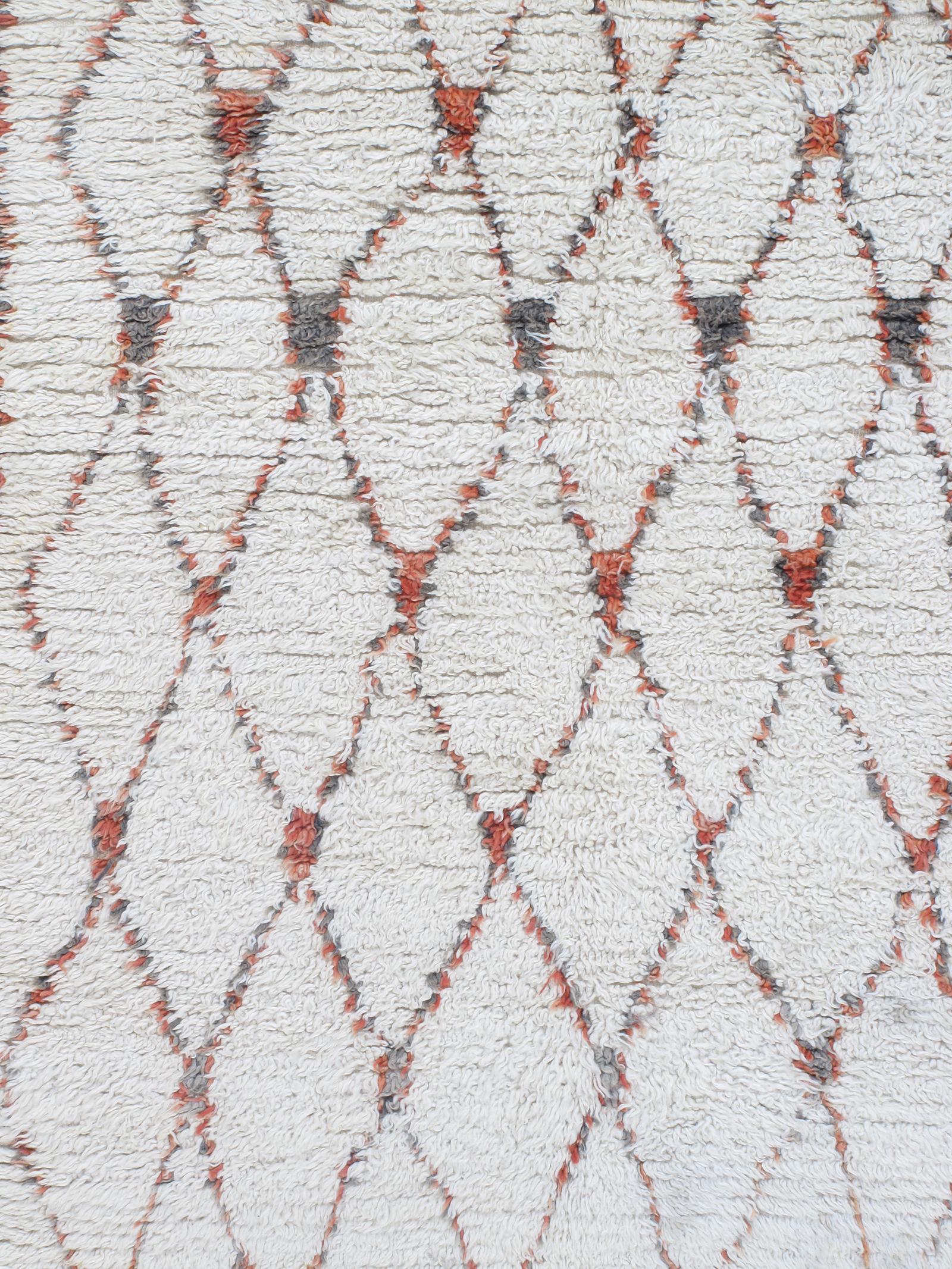 Vintage midcentury Moroccan Beni Ourain Boujad Berber Tribal rug rugueux
Nos tapis marocains vintage font partie d'une collection habilement sélectionnée de modèles rares et inhabituels. Ils sont fabriqués à partir de teintures entièrement