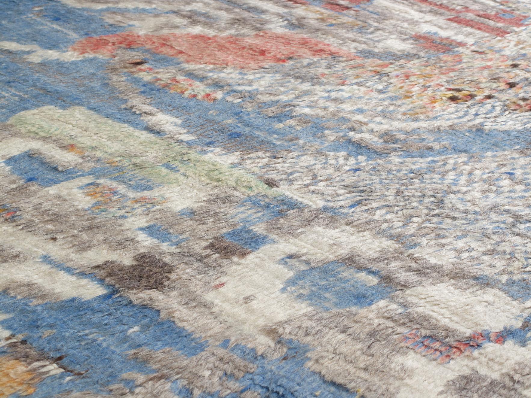 Vintage Mitte des Jahrhunderts marokkanischen Beni Ourain Boujad Berber Stammes-Teppich
Unsere marokkanischen Teppiche im Vintage-Stil sind Teil einer kunstvoll zusammengestellten Kollektion seltener und ungewöhnlicher Designs. Sie bestehen aus