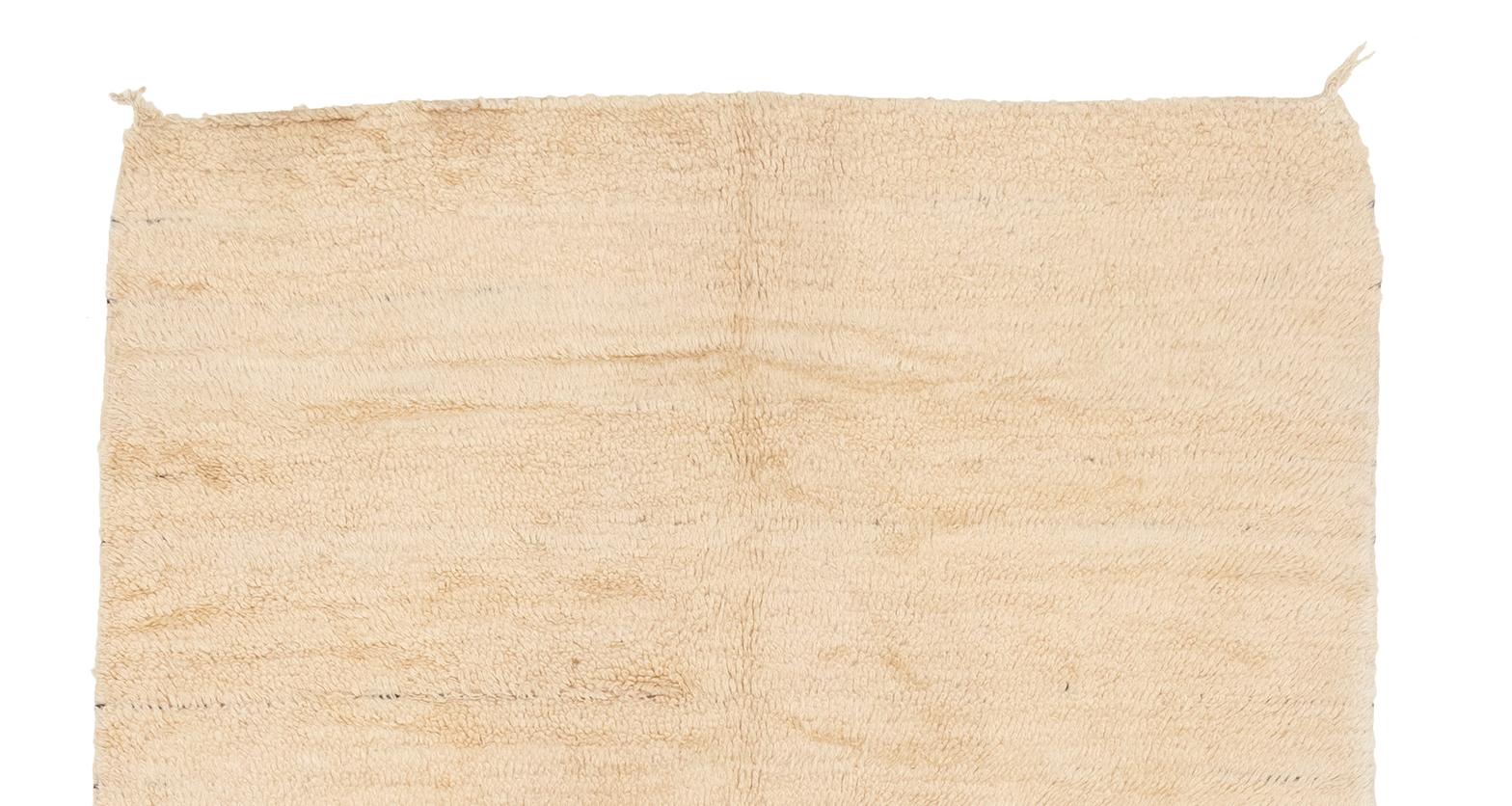 Très beau tapis Beni Ourain avec des détails de boucles propres, par opposition à un tapis à poils longs. Une frange de tresse propre avec une couture nouée sur un côté.