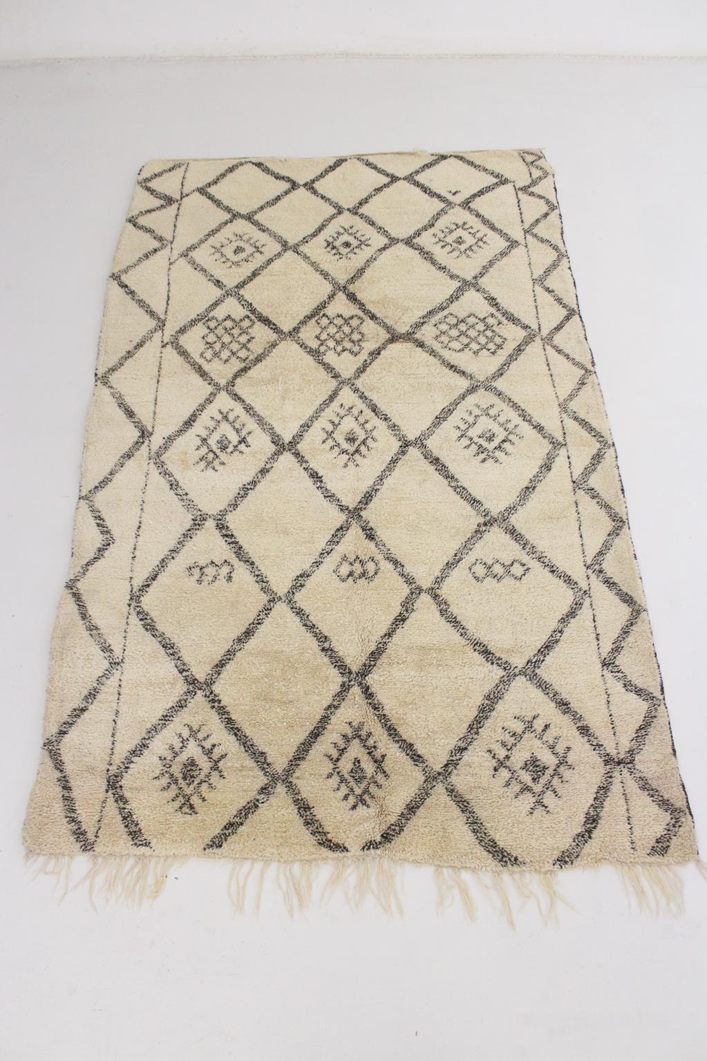 I selected this rug from piles of carpets as I have always loved a neutral, vintage Beni Ourain rug with diamonds pattern! This one has a great texture: it is quite thick and at the same time I've never seen a vintage Beni Ourain rug made with such