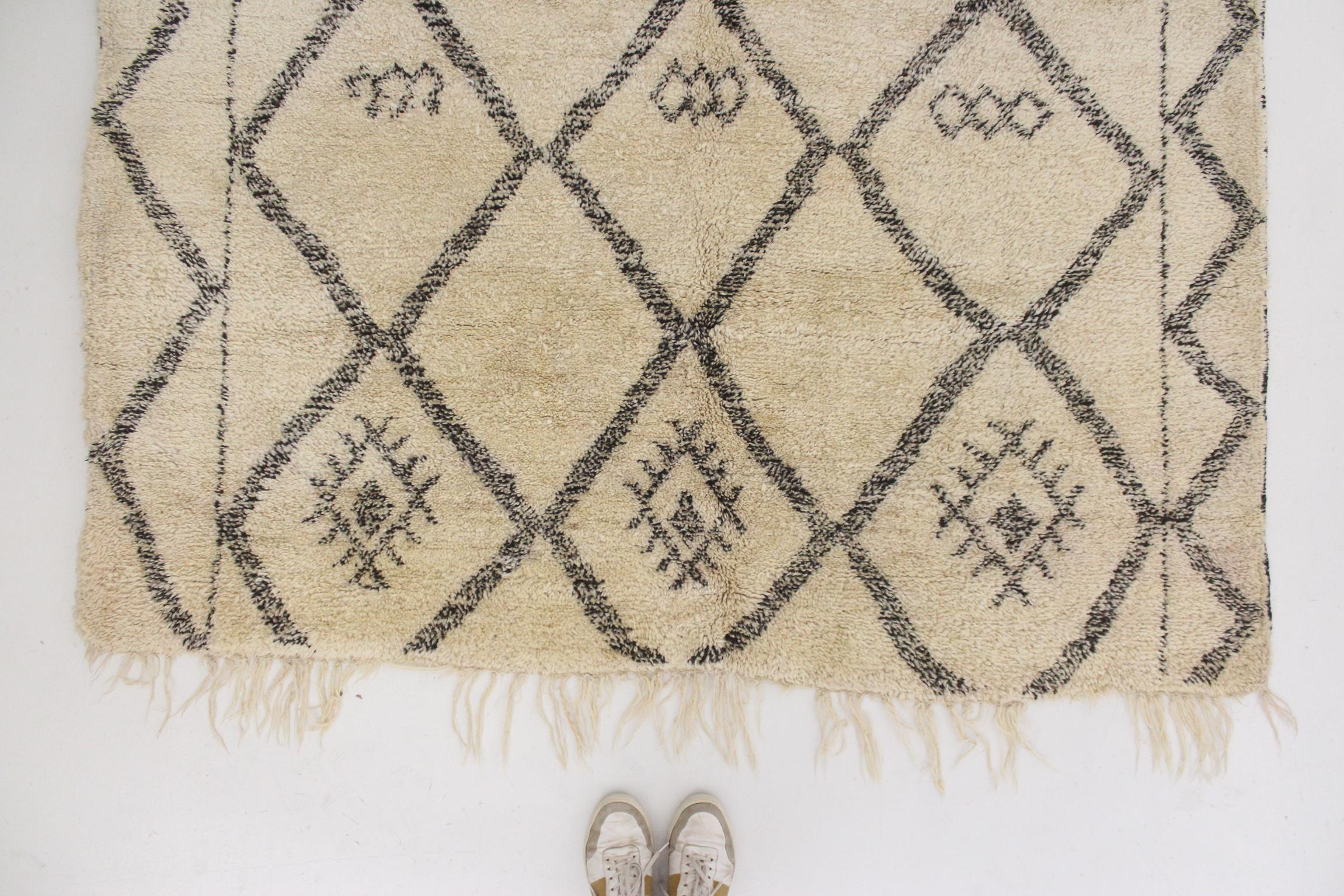 Tribal Vintage Moroccan Beni Ourain rug - Beige/black - 5.9x9.5feet / 180x290cm For Sale