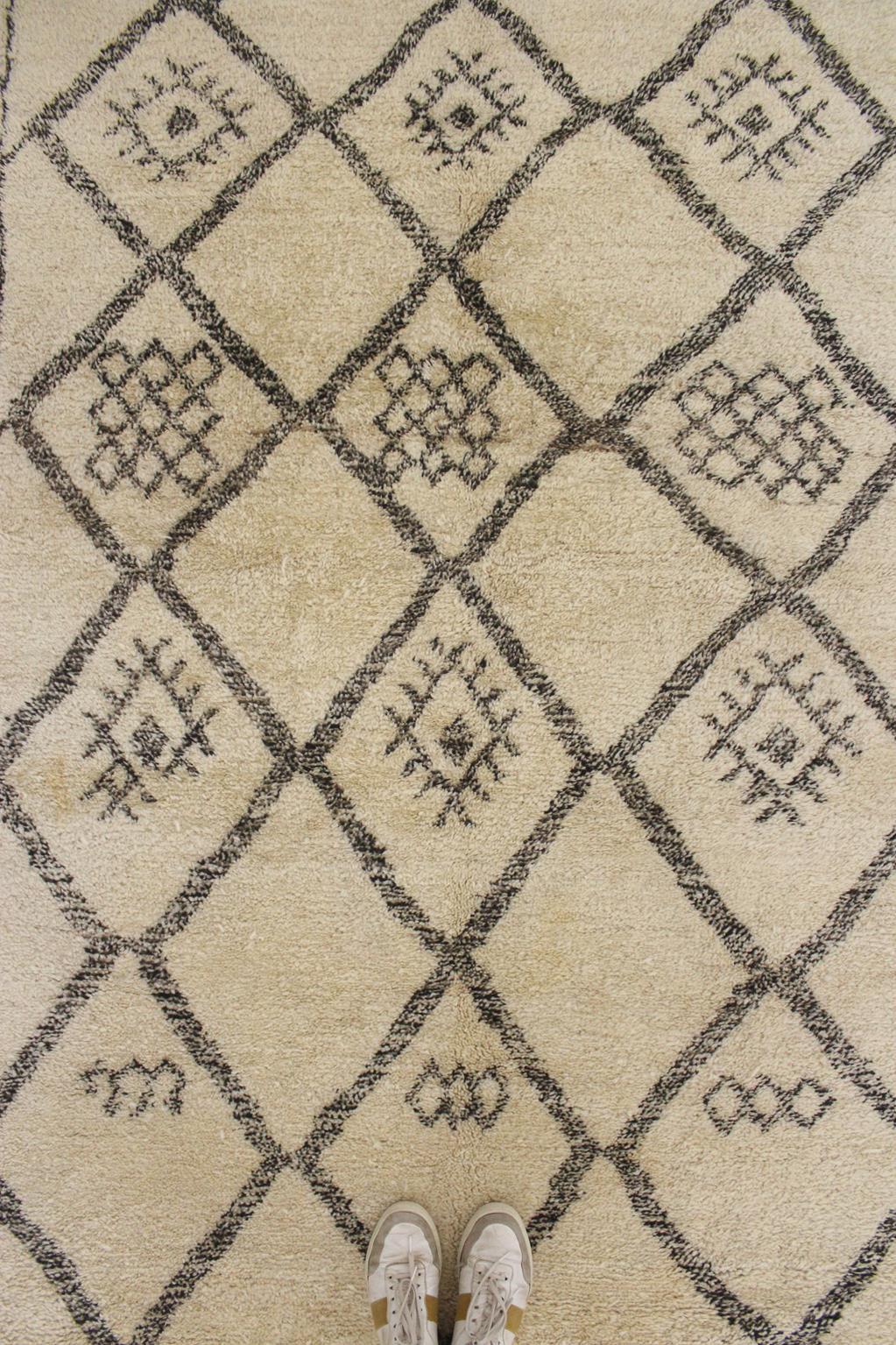 Hand-Woven Vintage Moroccan Beni Ourain rug - Beige/black - 5.9x9.5feet / 180x290cm For Sale
