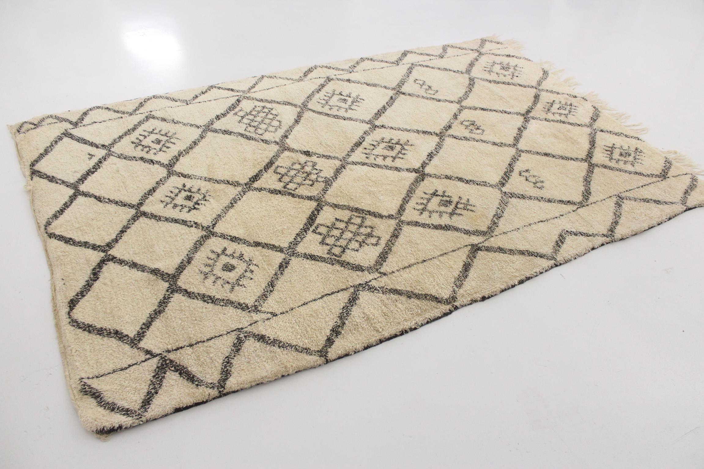 20th Century Vintage Moroccan Beni Ourain rug - Beige/black - 5.9x9.5feet / 180x290cm For Sale