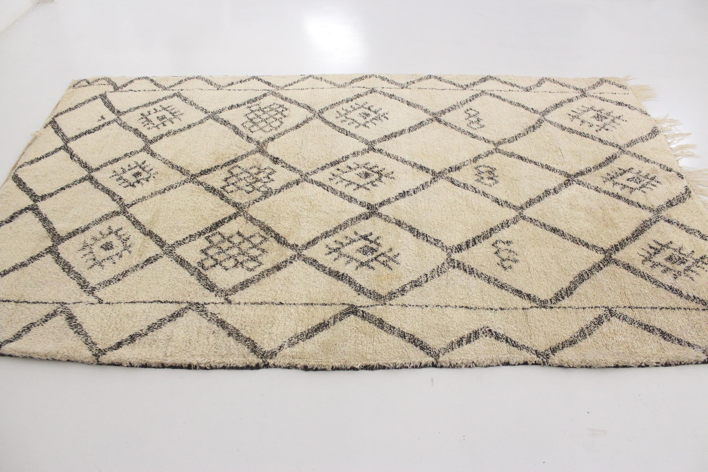 Wool Vintage Moroccan Beni Ourain rug - Beige/black - 5.9x9.5feet / 180x290cm For Sale