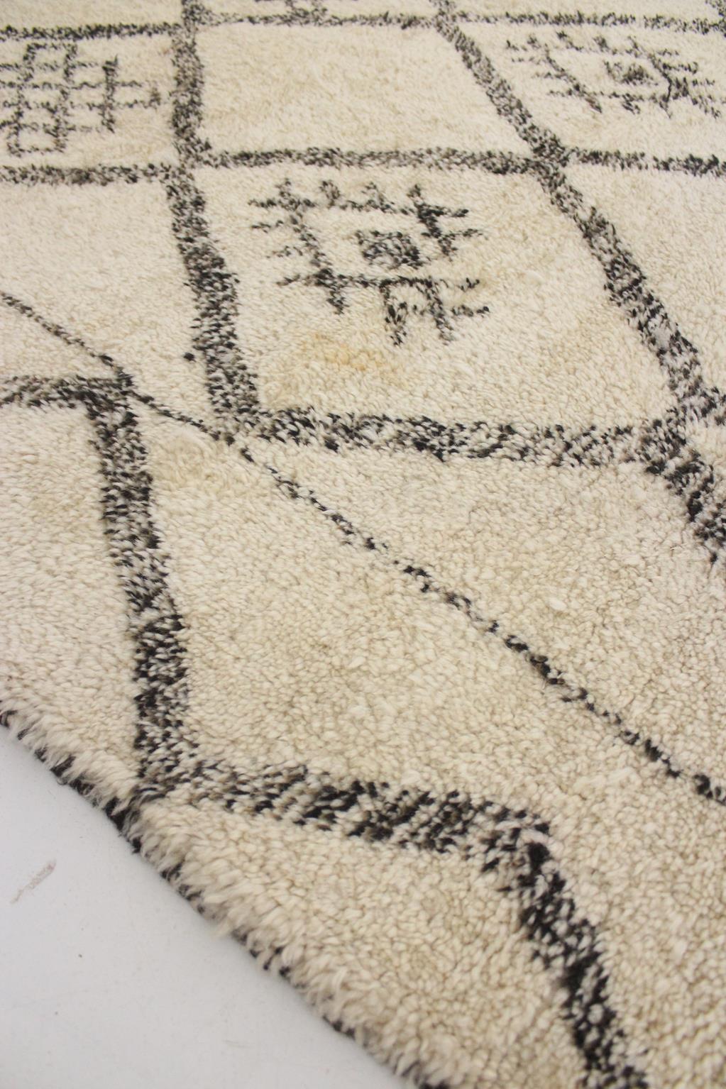 Vintage Moroccan Beni Ourain rug - Beige/black - 5.9x9.5feet / 180x290cm For Sale 1
