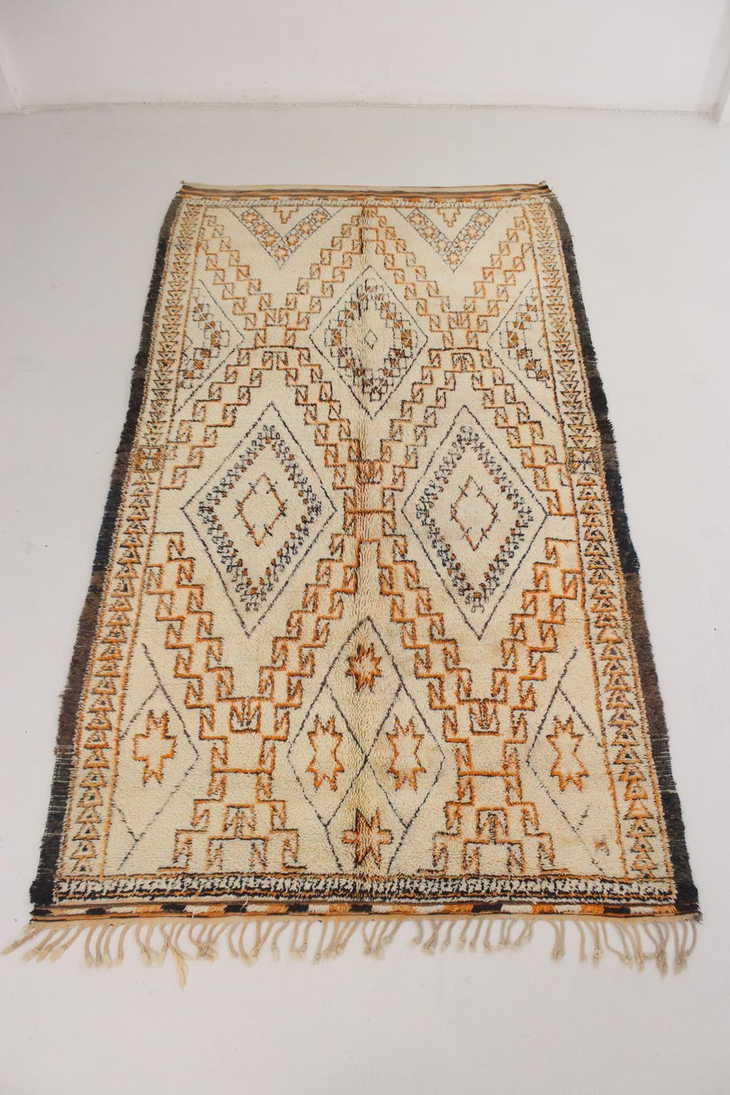 I fell in love at first sight with this thick, vintage Beni Ourain rug! I particularly love the busy pattern with all the diamonds into other diamonds and also the lovely stars!

The background of this Beni Ourain rug is a light beige, with black
