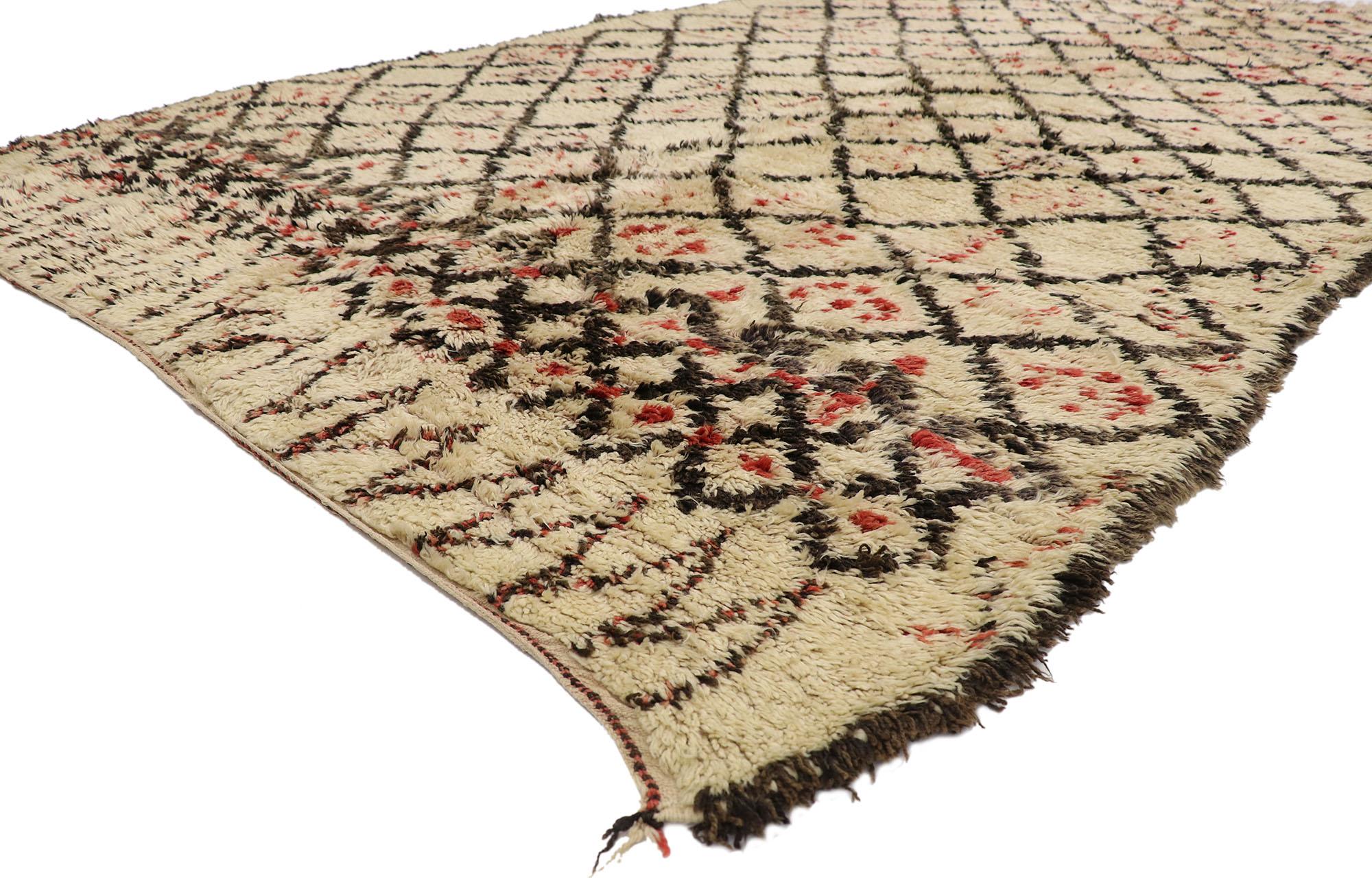 21394 Marokkanischer Vintage-Teppich Beni Ourain, 06'06 x 11'02. Dieser handgeknüpfte marokkanische Beni Ourain-Teppich aus Wolle versprüht nomadischen Charme mit unglaublichen Details und Texturen und ist eine fesselnde Vision gewebter Schönheit.