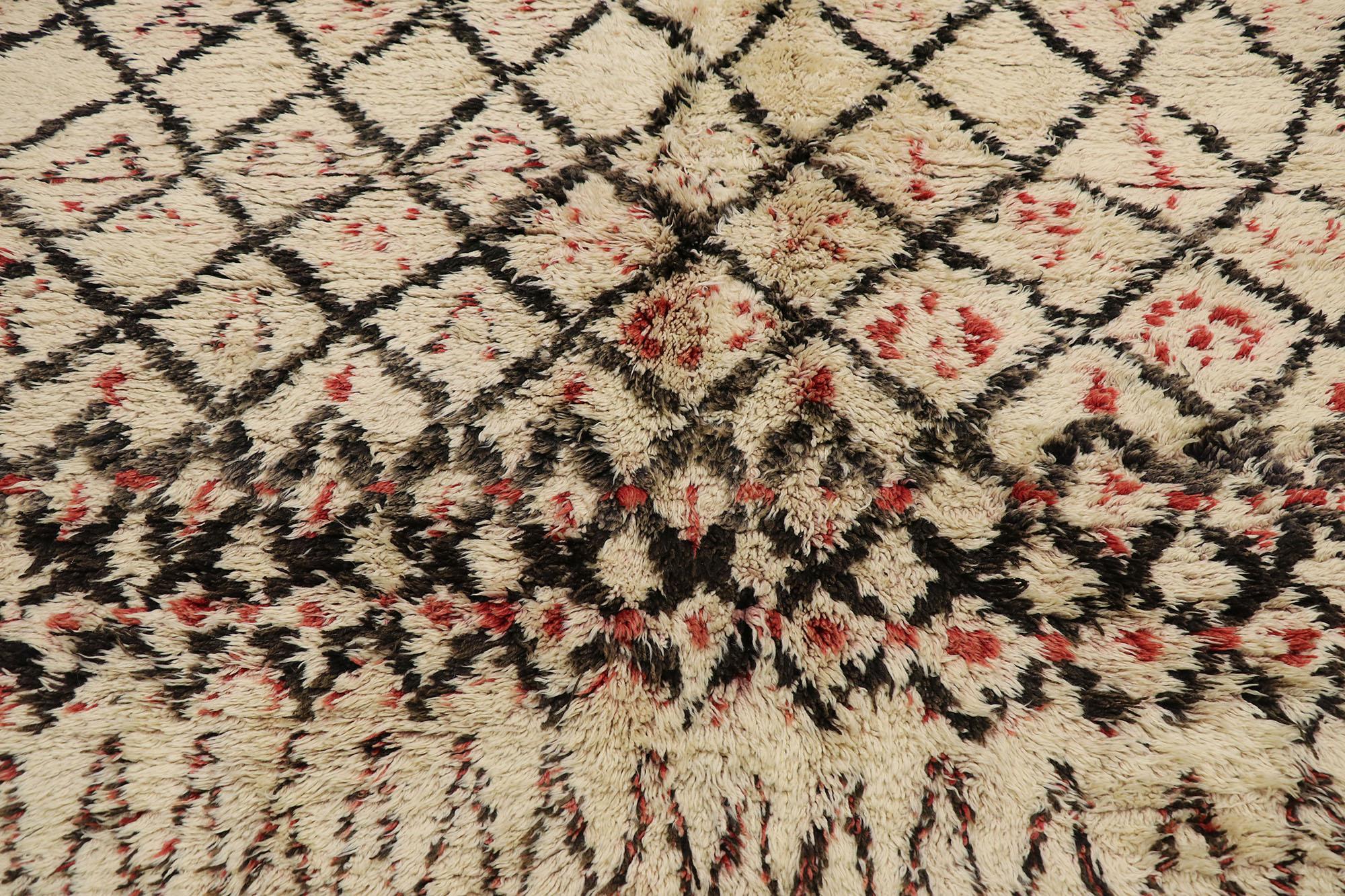 Marokkanischer Beni Ourain-Teppich im Vintage-Stil, Berber Stammeskunst Marokko (20. Jahrhundert) im Angebot