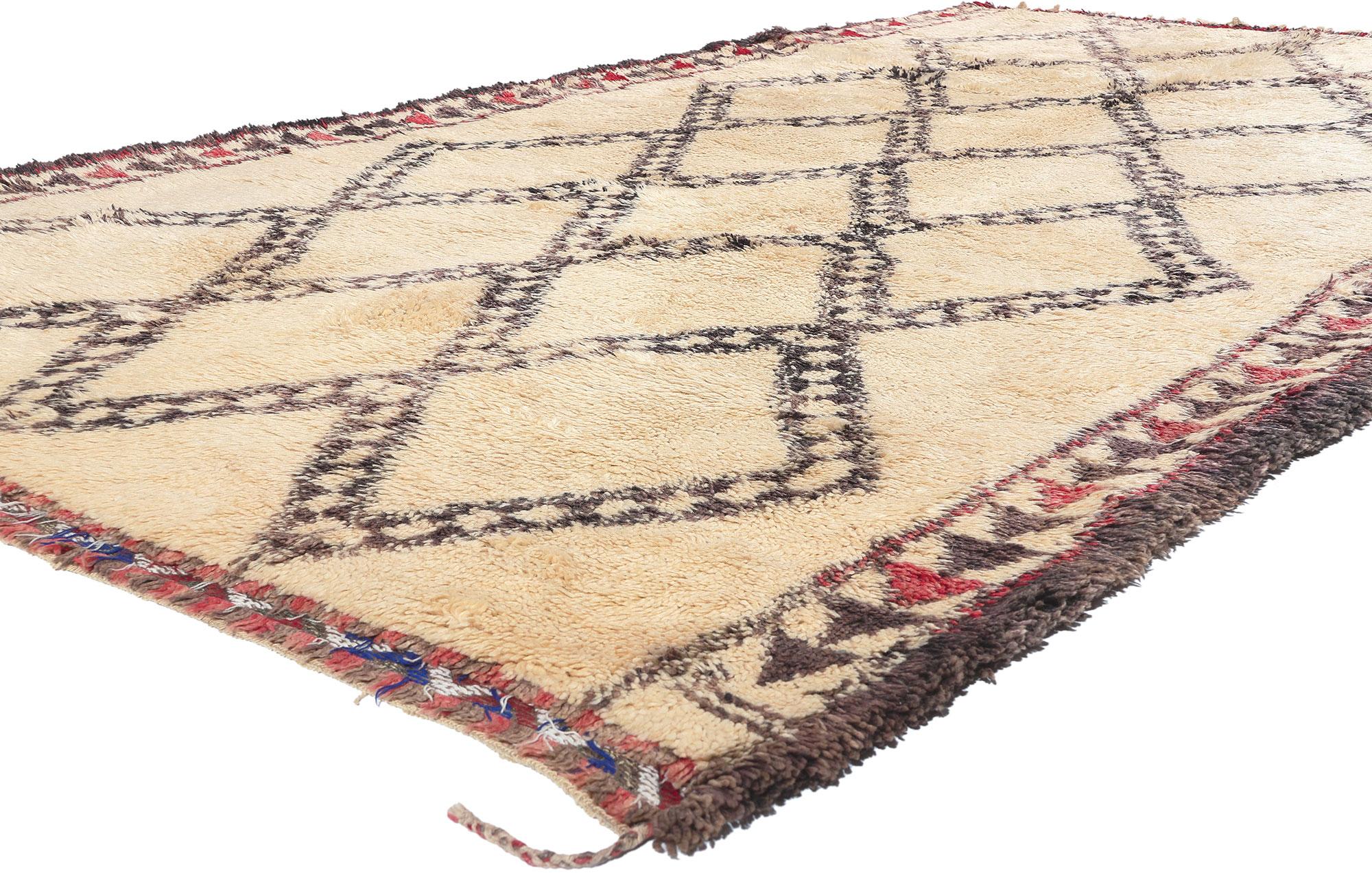 20771 Marokkanischer Vintage Beni Ourain Teppich, 06'03 x 11'00. Dieser handgeknüpfte marokkanische Beni Ourain-Teppich aus Wolle erinnert an den Charme des Midcentury Modern. Eine harmonische Verschmelzung von gemütlicher Nomadenästhetik und