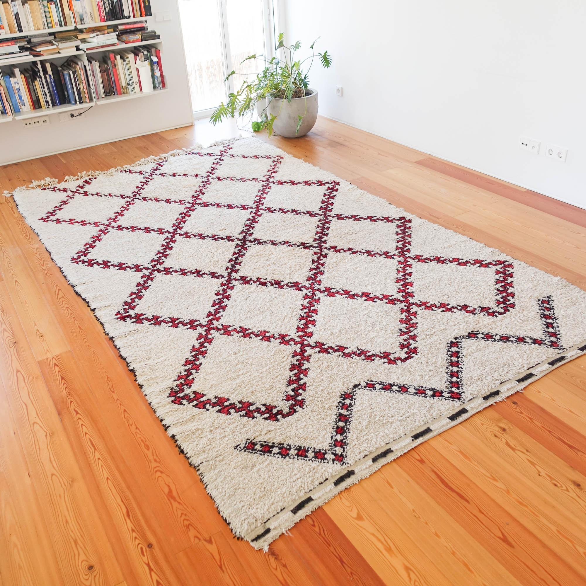 The Beni Ourain rug comes from the mountainous regions of the Middle Atlas in Morocco by the Aït Ourain tribes. It is made in a soft and thick natural wool. Today it is very popular for the sleek and minimalist style that offers and by the