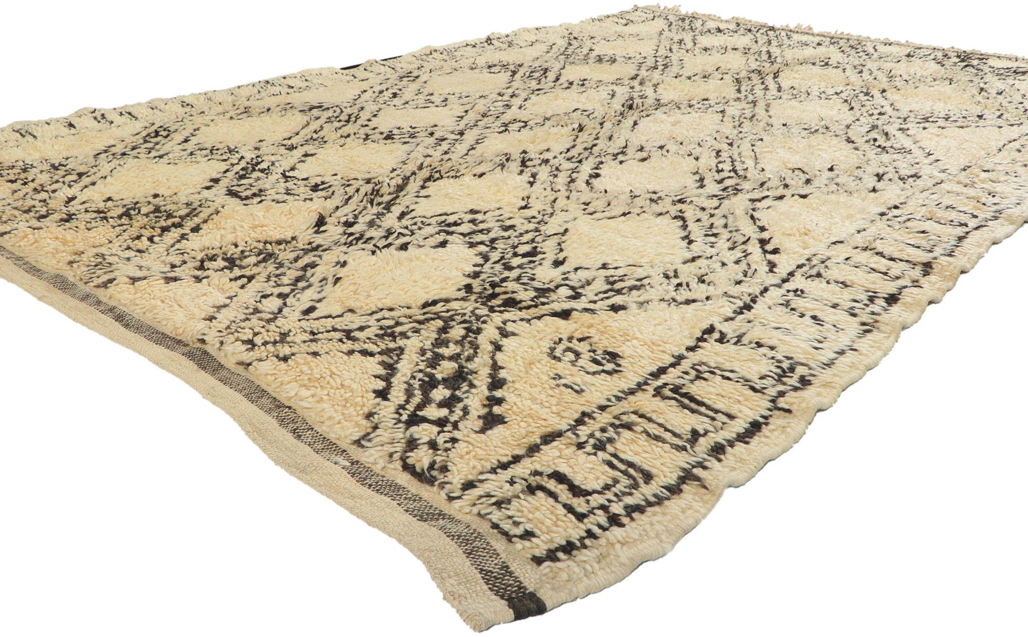 78395 Marokkanischer Vintage-Teppich Beni Ourain, 05'11 x 08'06. Dieser handgeknüpfte marokkanische Teppich aus Wolle im Vintage-Stil von Beni Ourain besticht durch seine Schlichtheit, seinen plüschigen Flor, seine unglaublichen Details und seine