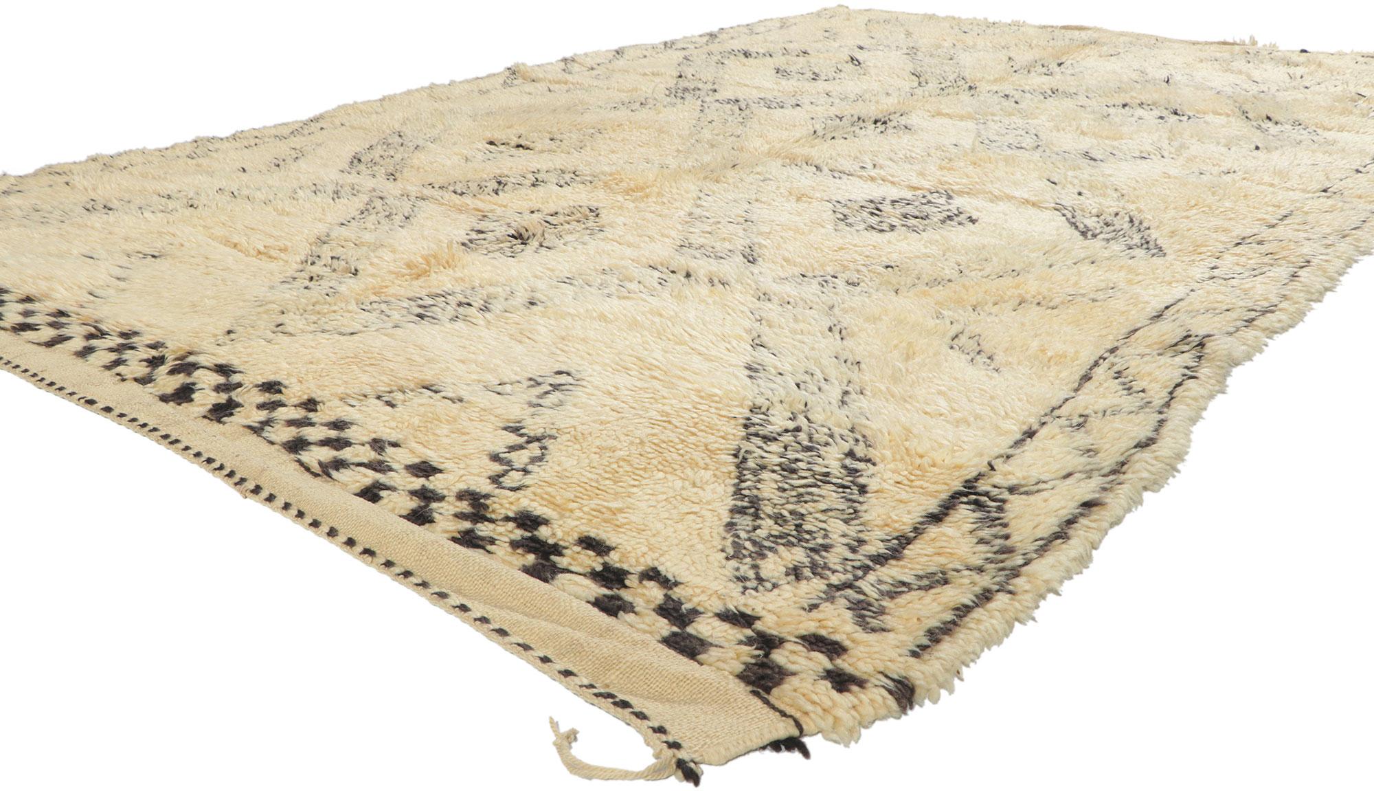 78384 Marokkanischer Vintage-Teppich Beni Ourain, 06'05 x 09'09. Dieser handgeknüpfte marokkanische Teppich aus Wolle im Vintage-Stil von Beni Ourain besticht durch seine Schlichtheit, seinen plüschigen Flor, seine unglaublichen Details und seine