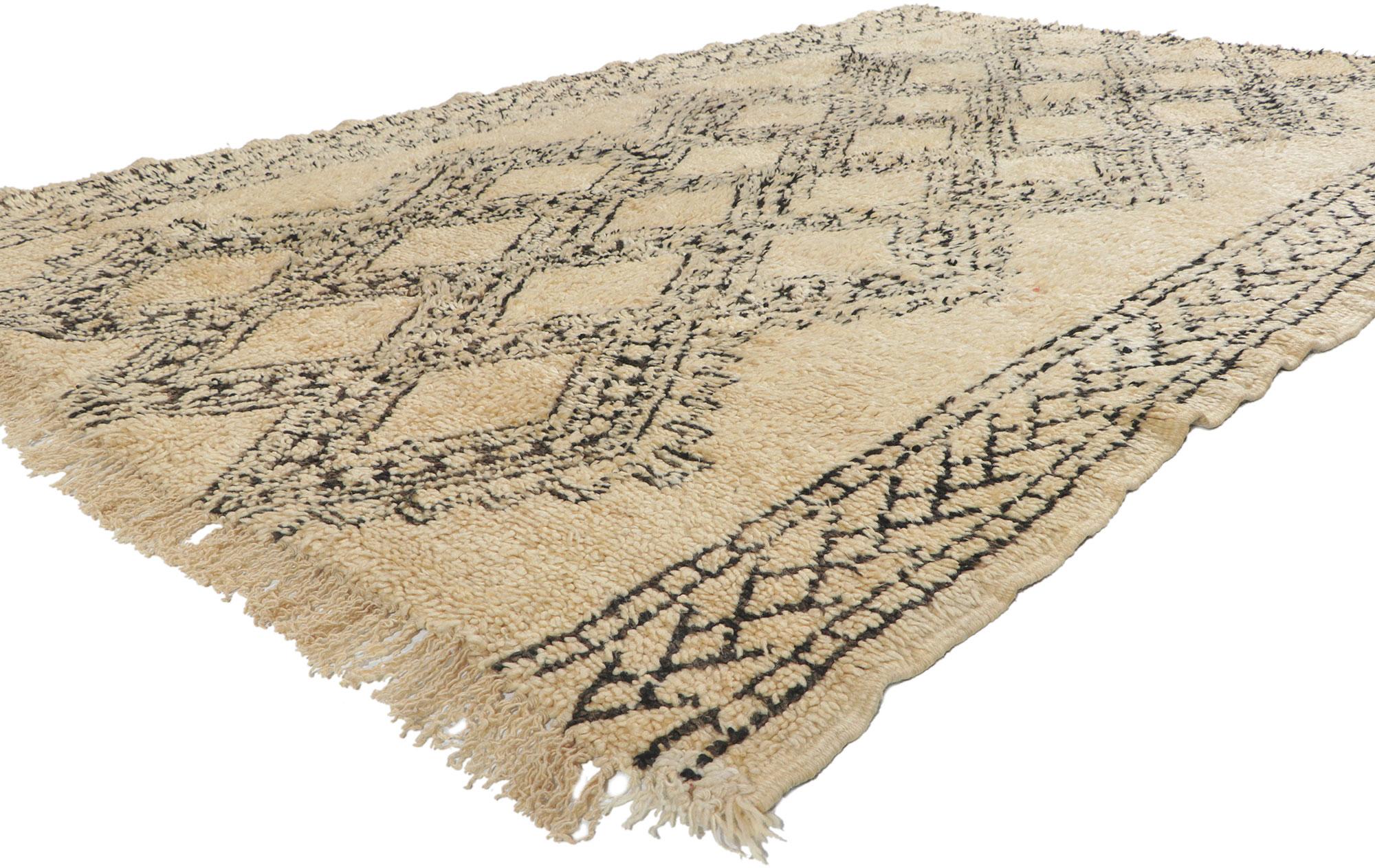78382 Marokkanischer Vintage-Teppich Beni Ourain, 06'00 x 09'07. Dieser handgeknüpfte marokkanische Wollteppich aus dem Hause Beni Ourain besticht durch seine Schlichtheit, seinen plüschigen Flor und seine unglaubliche Detailtreue und Textur. Das