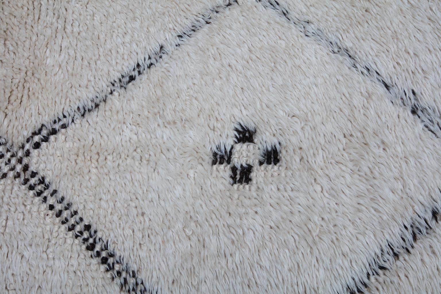 Hand-Knotted Vintage Moroccan Beni Ourain Rug - Neutral, Cream, Black For Sale