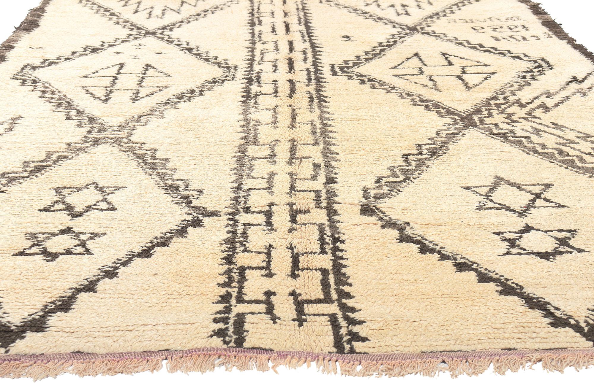 Marokkanischer Beni Ourain-Teppich im Vintage-Stil, Judaica Enchantment Meets Midcentury Modern (Handgeknüpft) im Angebot
