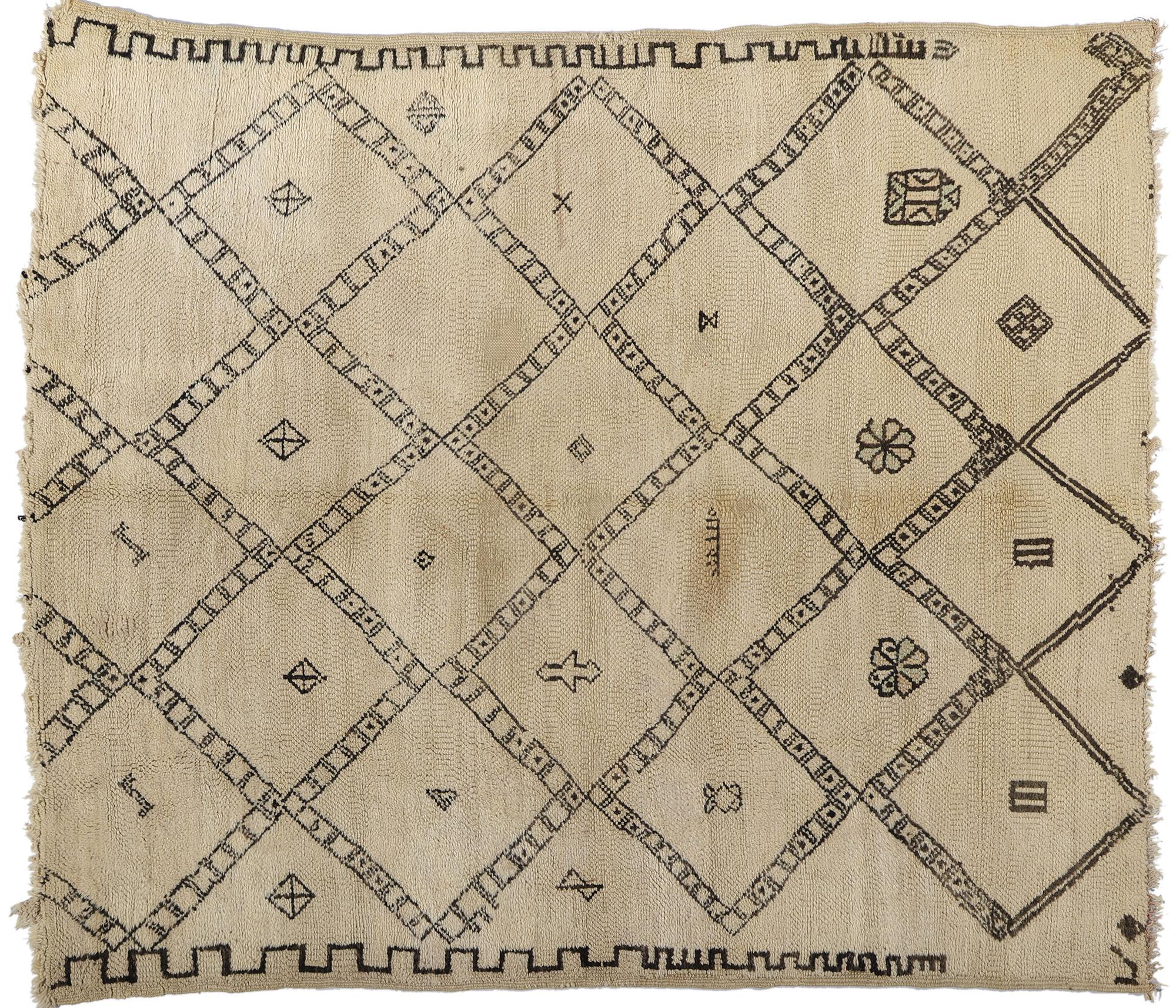 Marokkanischer Beni Ourain-Teppich im Vintage-Stil, Mid-Century Modern trifft Stammeskunst-Enchantment im Angebot 3
