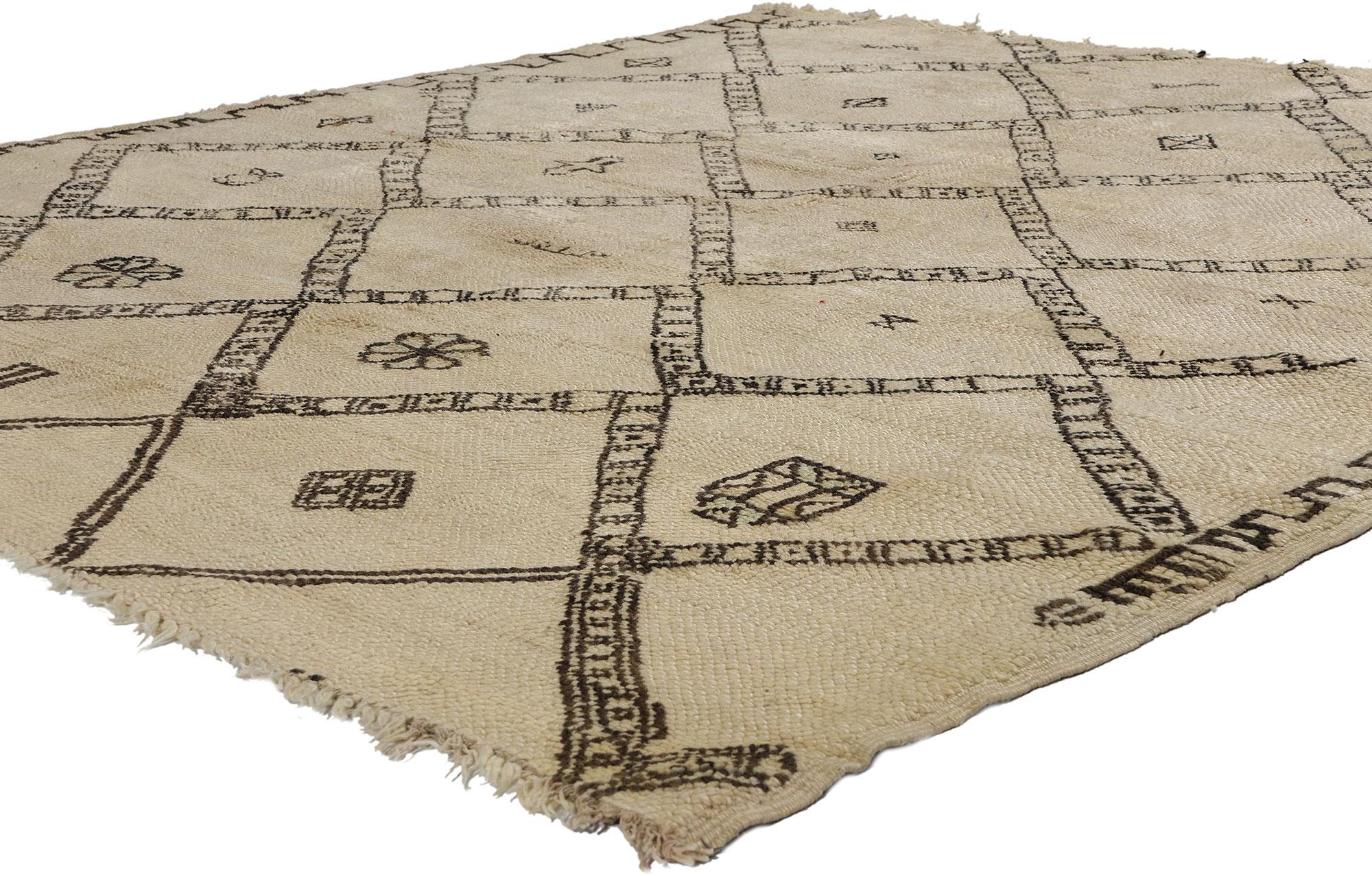 21765 Vintage Marokkanischer Beni Ourain Teppich, 05'11 x 06'11. Diese kunstvoll gefertigten Teppiche, die vom angesehenen Beni Ourain-Stamm in Marokko stammen, ehren die Tradition mit unerschütterlicher Liebe zum Detail und verwenden unbehandelte