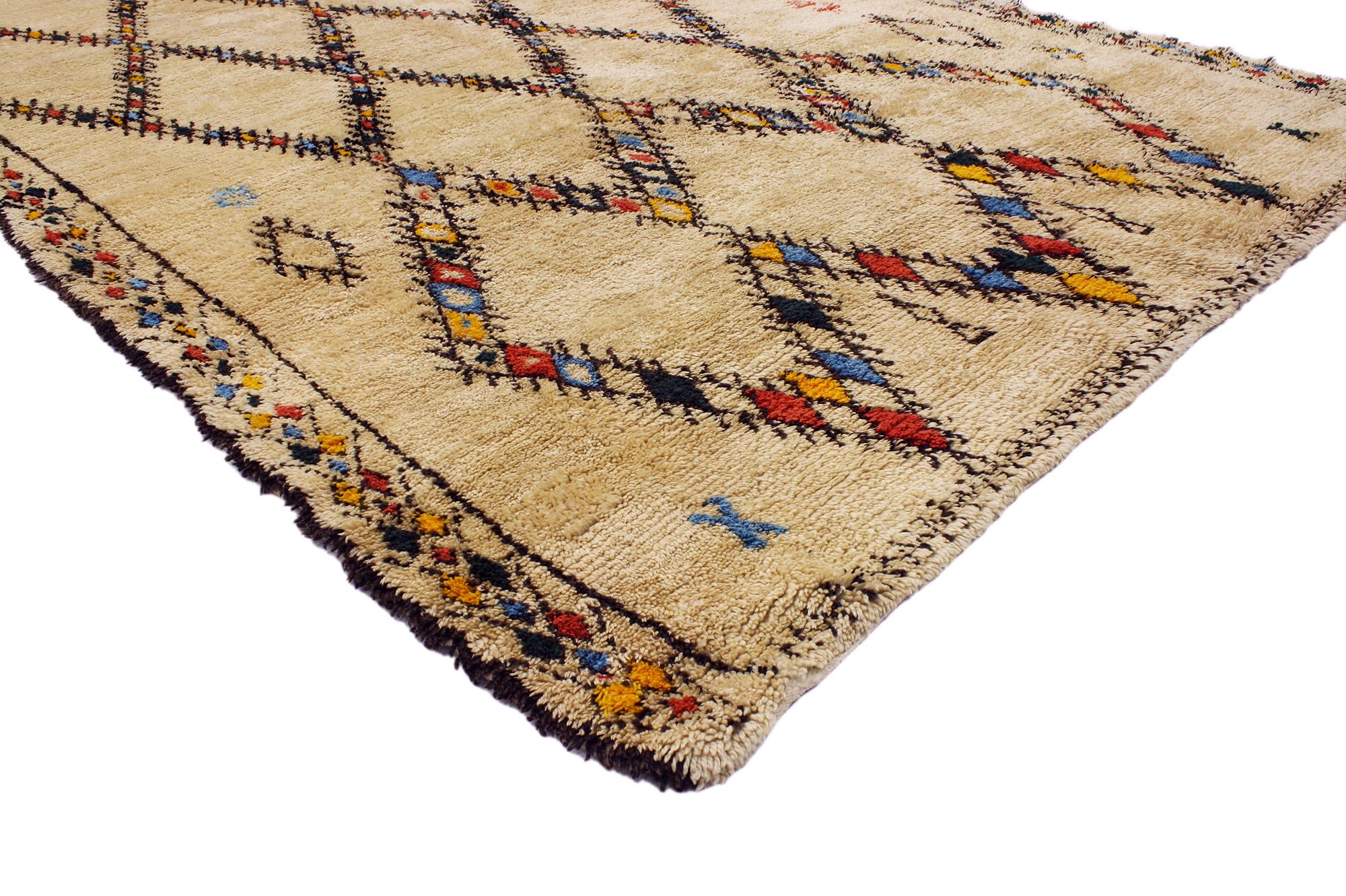 20348 Tapis marocain Vintage Beni Ourain, 06'07 x 10'00. Issus de la tribu estimée des Beni Ourain au Maroc, ces tapis méticuleusement confectionnés honorent la tradition grâce à un travail artisanal minutieux. Fabriqués à partir de laine de mouton