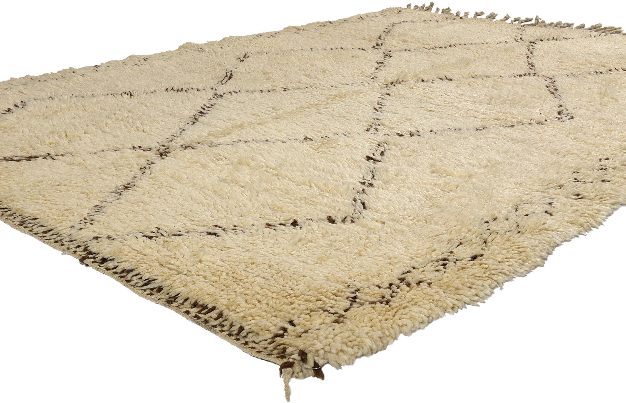 21748 Tapis vintage marocain Beni Ourain, 05'07 x 07'05. Provenant de la tribu estimée des Beni Ourain au Maroc, ces tapis finement travaillés incarnent un profond respect de la tradition, évident dans leur artisanat méticuleux. Fabriquées à partir