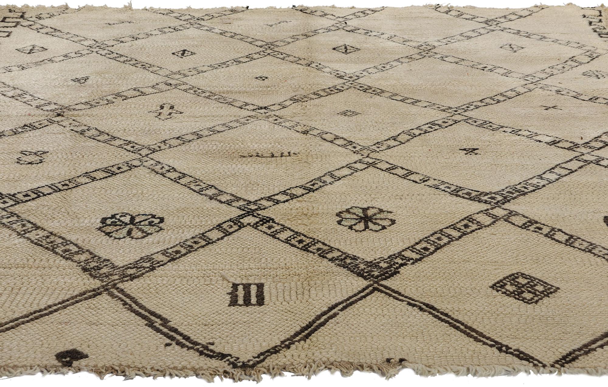 Marokkanischer Beni Ourain-Teppich im Vintage-Stil, Mid-Century Modern trifft Stammeskunst-Enchantment (Böhmisch) im Angebot