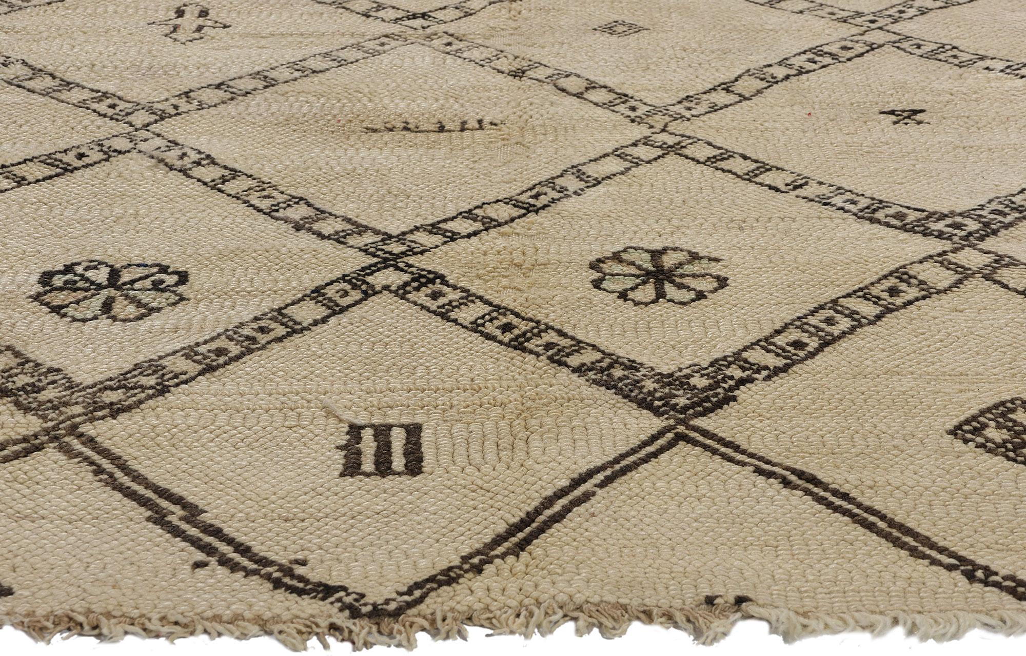 Marokkanischer Beni Ourain-Teppich im Vintage-Stil, Mid-Century Modern trifft Stammeskunst-Enchantment (Handgeknüpft) im Angebot