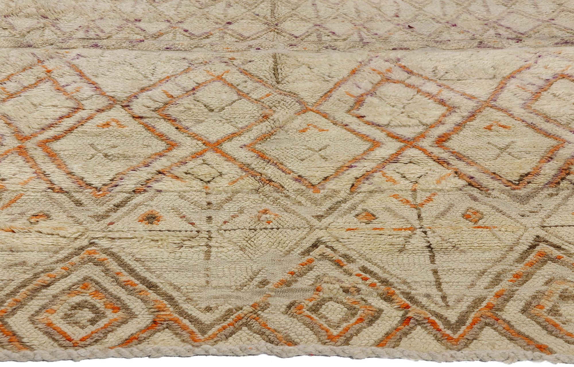 Marokkanischer Beni Ourain-Teppich im Vintage-Stil, Mid-Century Modern trifft Stammeskunst-Enchantment (Handgeknüpft) im Angebot