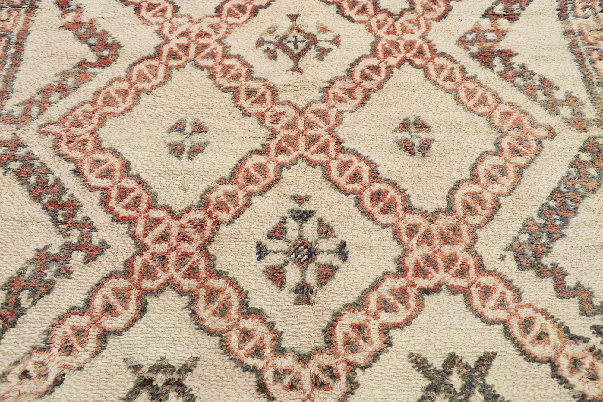 Marokkanischer Beni Ourain-Teppich im Vintage-Stil, Mid-Century Modern trifft Stammeskunst-Enchantment (20. Jahrhundert) im Angebot