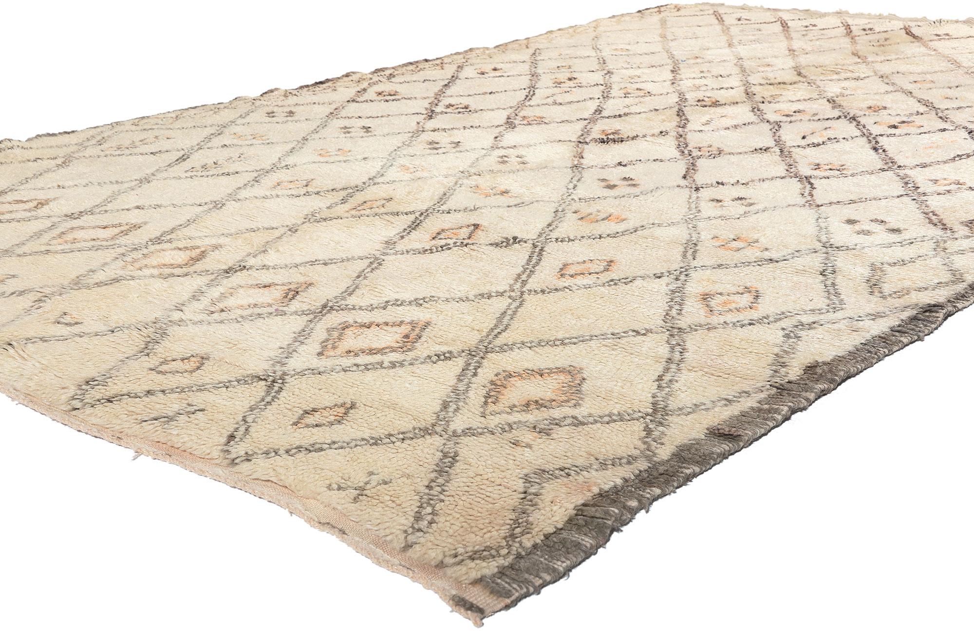 21400 Vintage Beni Ourain Marokkanischer Teppich, 05'07 x 09'09. Diese marokkanischen Teppiche, die aus dem reichen Erbe des Beni Ourain-Stammes, einem integralen Teil der vielfältigen Berber-Ethnie Marokkos, hervorgegangen sind, werden sorgfältig