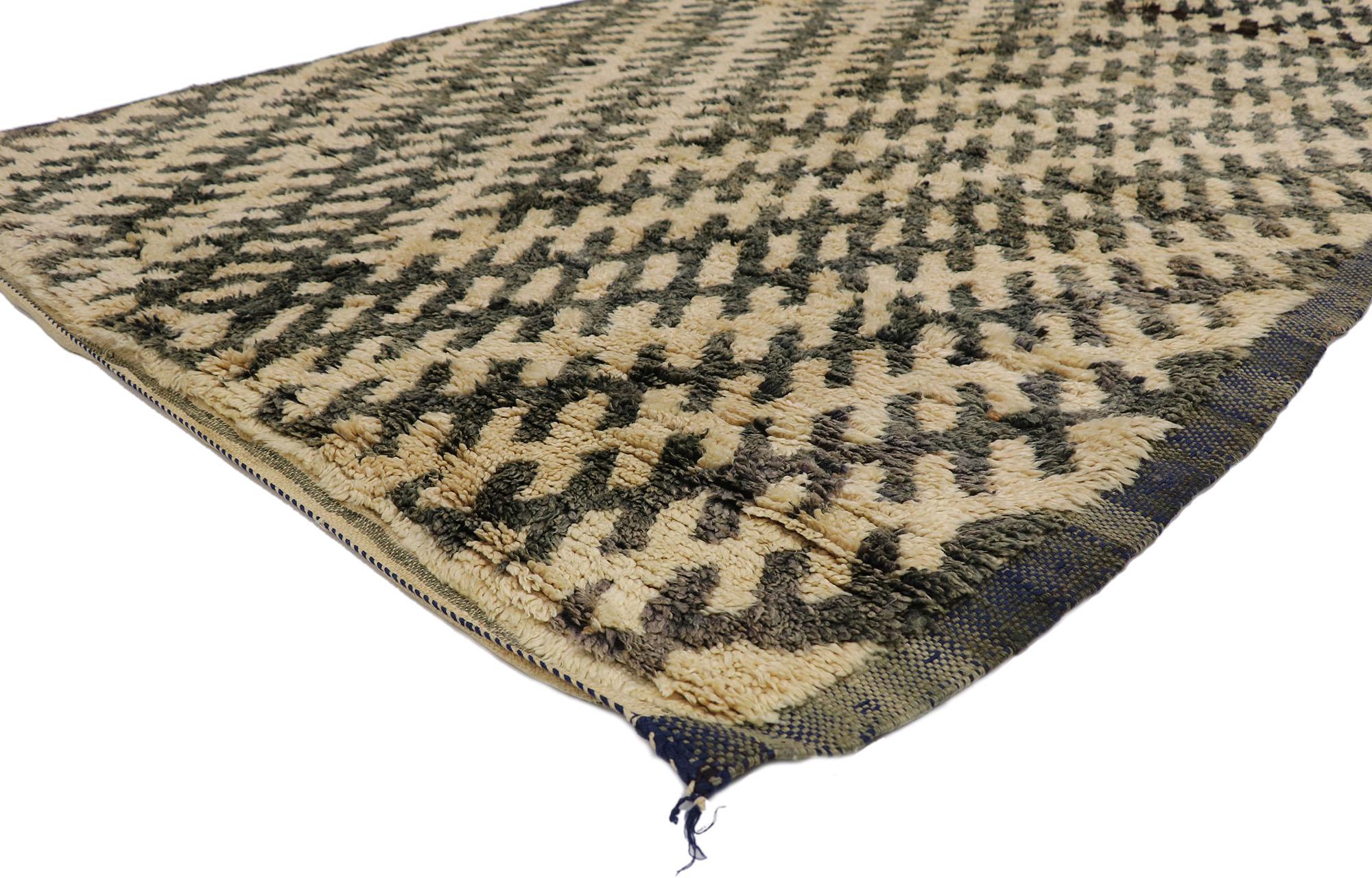 21317 Vintage Marokkanischer Beni Ourain Teppich, 05'09 x 08'03. Schlichtheit und Raffinesse treffen bei diesem handgeknüpften marokkanischen Beni Ourain-Teppich aus Wolle aufeinander. Das auffällige Kreuzschraffurmuster und die erdige Farbgebung,