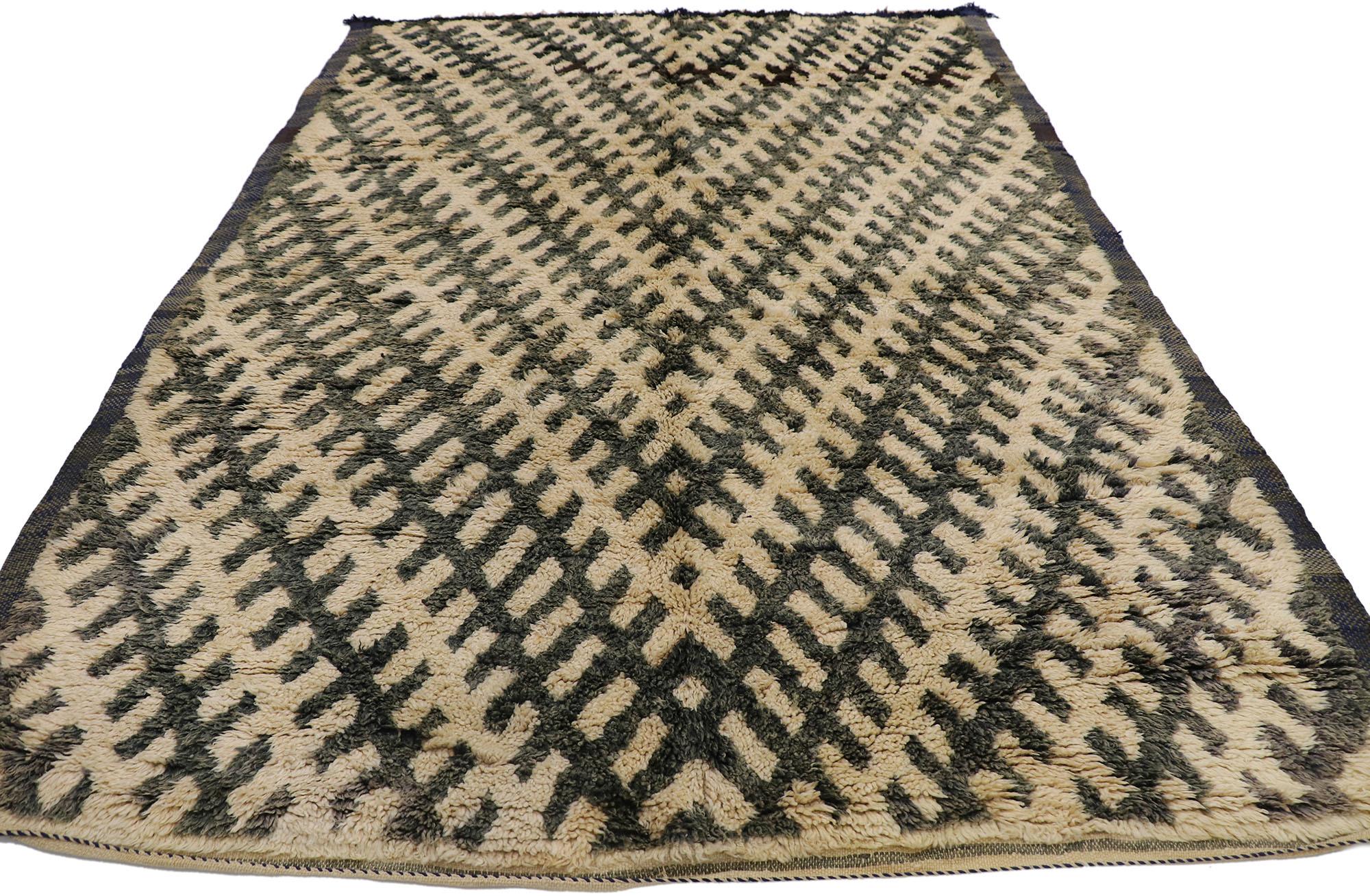 Marokkanischer Beni Ourain-Teppich im Vintage-Stil, Einfachheit trifft auf moderne Raffinesse (Moderne der Mitte des Jahrhunderts) im Angebot