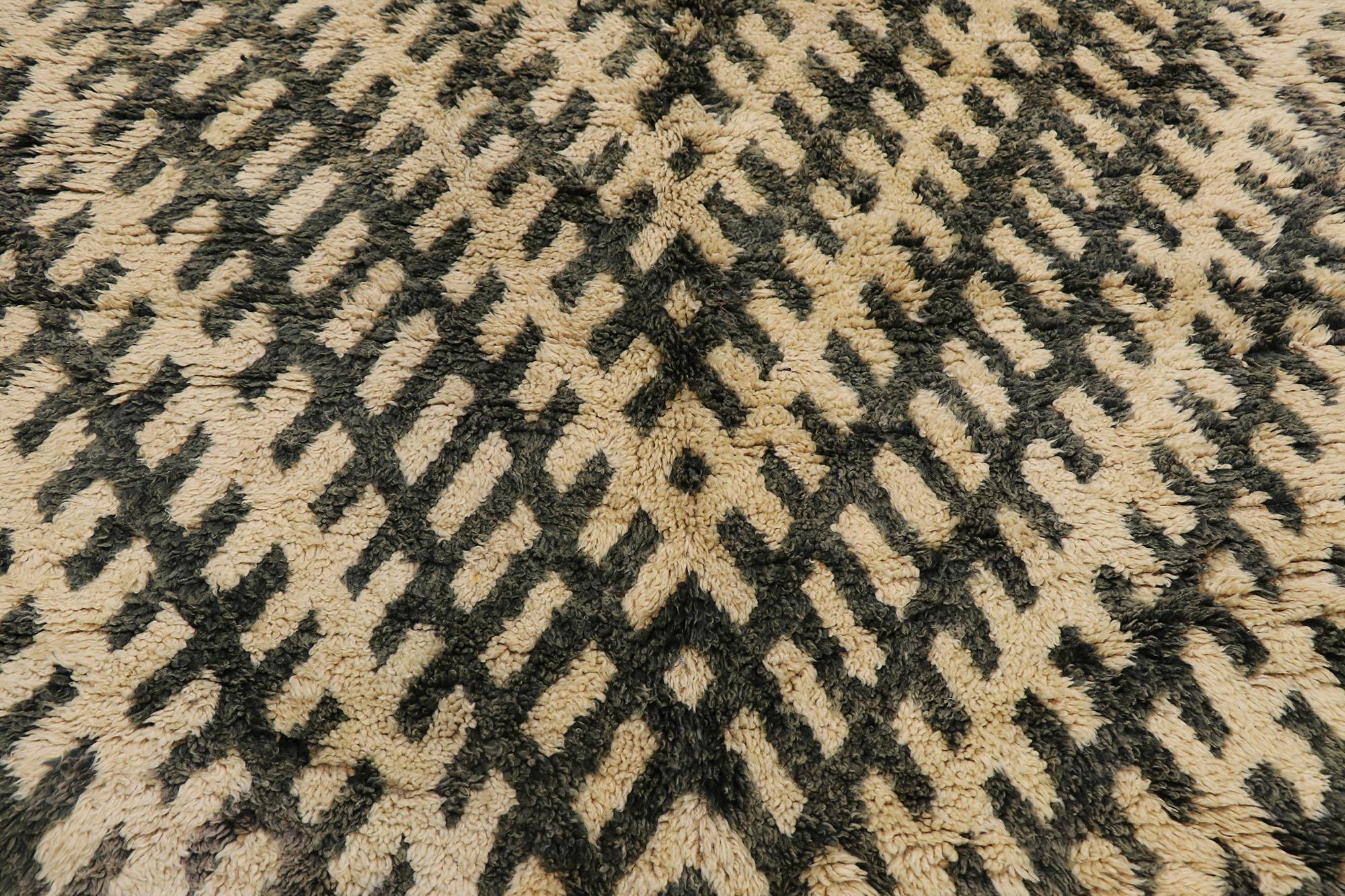 Marokkanischer Beni Ourain-Teppich im Vintage-Stil, Einfachheit trifft auf moderne Raffinesse (Handgeknüpft) im Angebot