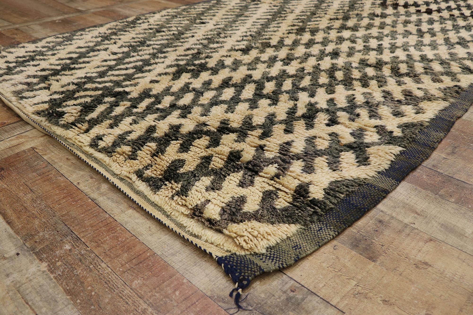 Marokkanischer Beni Ourain-Teppich im Vintage-Stil, Einfachheit trifft auf moderne Raffinesse (20. Jahrhundert) im Angebot