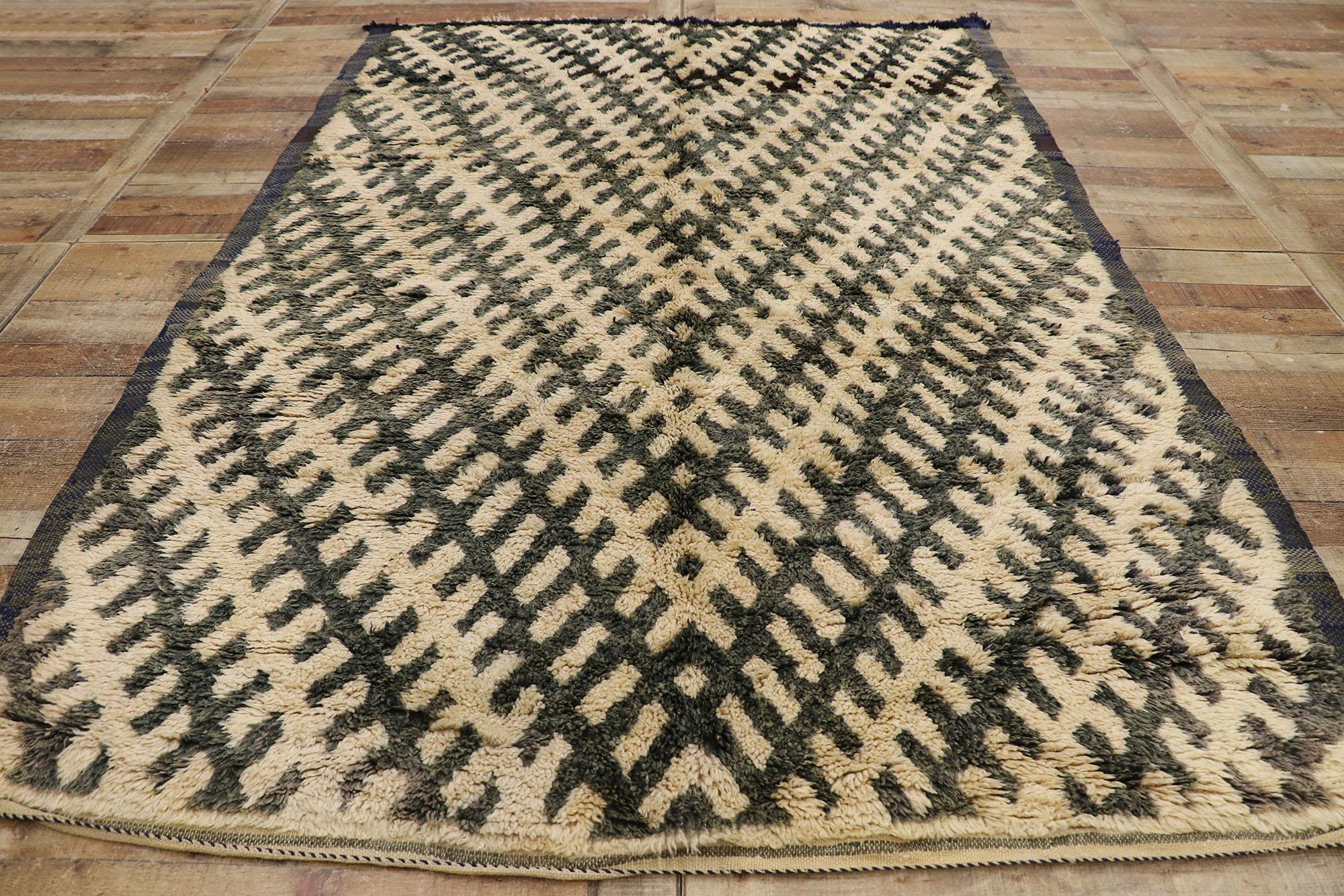 Marokkanischer Beni Ourain-Teppich im Vintage-Stil, Einfachheit trifft auf moderne Raffinesse (Wolle) im Angebot